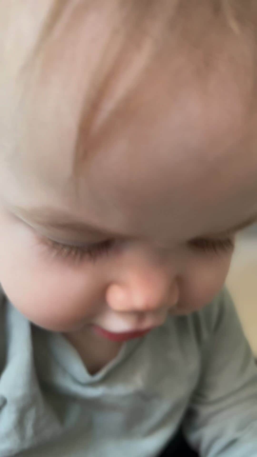 アンダーソン・クーパーのインスタグラム：「Sebastian just celebrated his 1st birthday! He loves listening to an old music box that belonged to my mom. Sebastian is sweet and strong and smart and loves his big brother Wyatt a lot. They fill my heart with joy and love in a way i never imagined possible. Happy Birthday Sebastian!」
