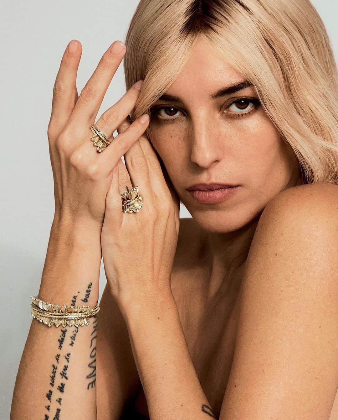 のインスタグラム：「24h blond !  Post-partum-platinum-gold  Thank you @purplefashionmagazine  💍  @cartier merci @annecharlotte_rocher   📷 @amanda_charchian  👱🏼‍♀️ @mr_alexandrycosta  💄 @ayafujitamakeup  👗 @marinebraunschvig」