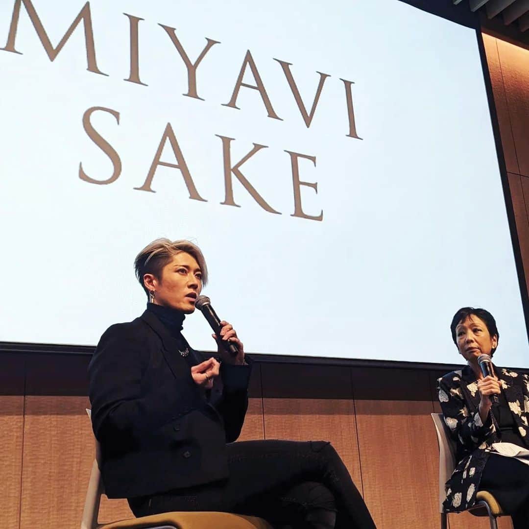 雅-MIYAVI-のインスタグラム：「@miyavisake arriving in the US  Attended #SakeFlightWeekLA opening event at @japanhousela   It took so much time due to Covid etc but we are finally bringing our MIYAVI SAKE brand into the states thanks to importers and local distributers 🙏🏻 So thrilled.  You can taste not only Miyavisake but also other wonderful and tasty sake from all over in Japan at #SakeFlightWeekLA. Check it out.   Can’t wait to take this journey with you.  MIYAVI SAKEが、アメリカに上陸します。  コロナもあり紆余曲折の道のりでしたが、関係各位みなさんの助力のおかげで、ついに、はじまります。  昨日はジャパンハウスで開催されている日本酒のイベント #SakeFlightWeekLA にお邪魔しました。  このイベントでは、MIYAVI SAKE だけじゃなく、日本各地で作られている本当にたくさんの美味しいお酒がテイスティングできるので、もし近くにいればのぞいてみてね。  日本の素晴らしい文化をもっと世界に広められるよう、微力ですが尽力します。」