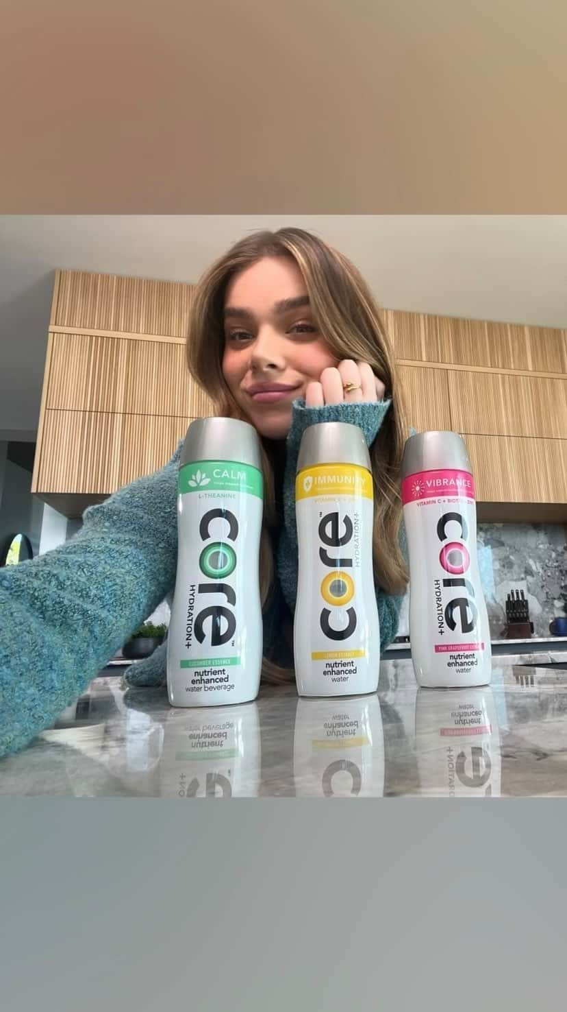 ヘイリー・スタインフェルドのインスタグラム：「It’s hereee! Can’t wait to hear how much y’all love @core hydration + 💖💛💚 #welnesswherever #corepartner」