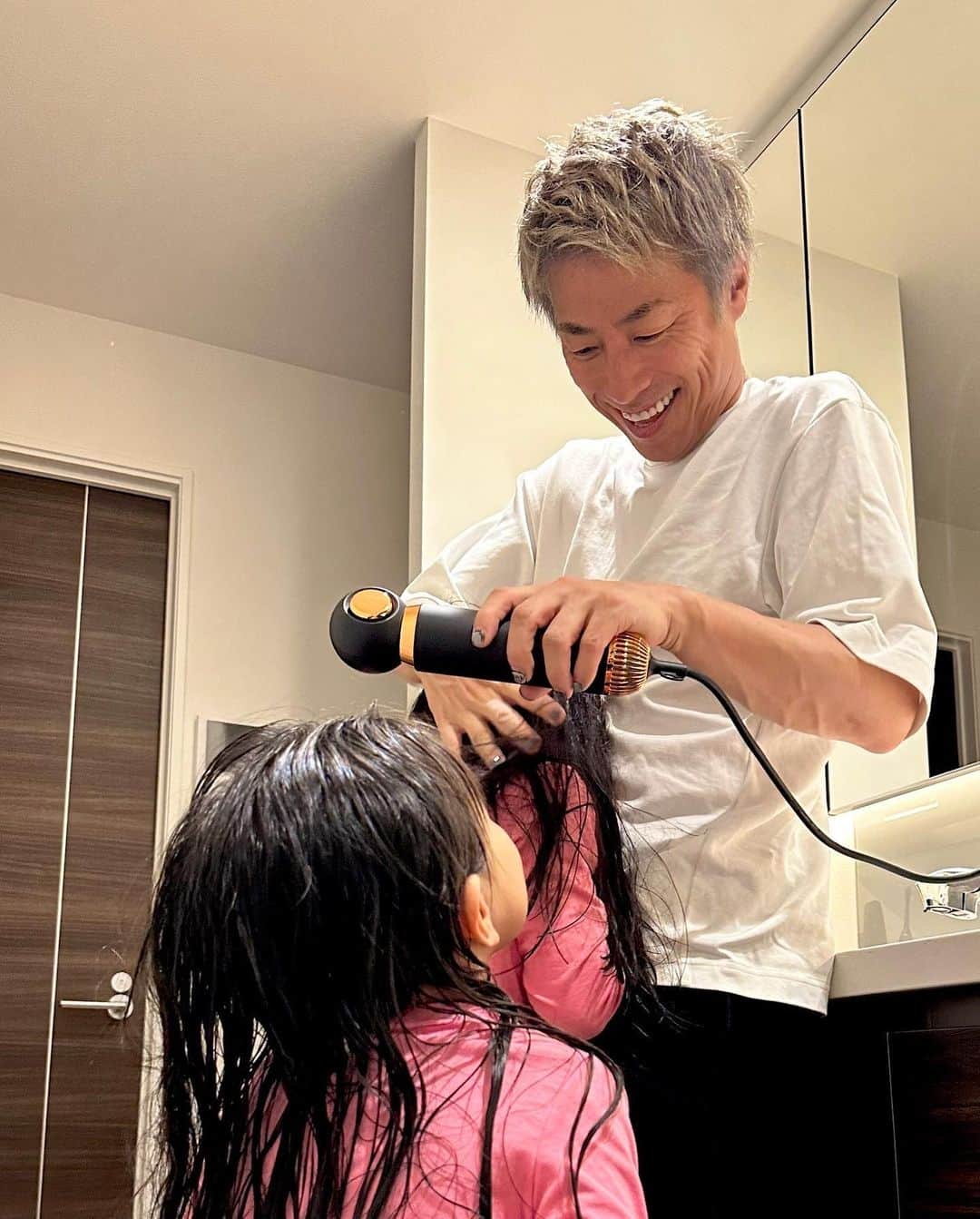 田村淳のインスタグラム：「ドライヤー 風呂上がりにドライヤーの順番待ちです。 長女6歳も次女2歳も髪が長いので、風呂上がりにすぐドライヤーしないと風邪ひくからね🤧 次女は黙ったまだドライヤーの様子をじーーーっと見ています。ブレることなく真っ直ぐ真顔でパパのドライヤー技術をチェックしています。自分の番がやってくるとニッコニコになります^_^」
