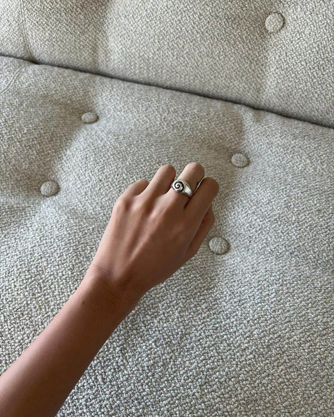 大屋夏南のインスタグラム：「She is so pretty 🤍 大好きなジュエリーブランド @sophiebuhai と出会ったのは8年ほど前のNY。好きなセレクトショップに置いてあったリングに一目惚れした。  それ以来、世界観も含めて大ファンになりました。  ずっと気になってた渦巻きリング🌀ふらっと入ったお店に置いてあるのを見て、試して、即決。  目に入るたびに心が躍るものを身に付ける幸せは、自分の”好き”を大事にできている気がして特別に感じる😌」