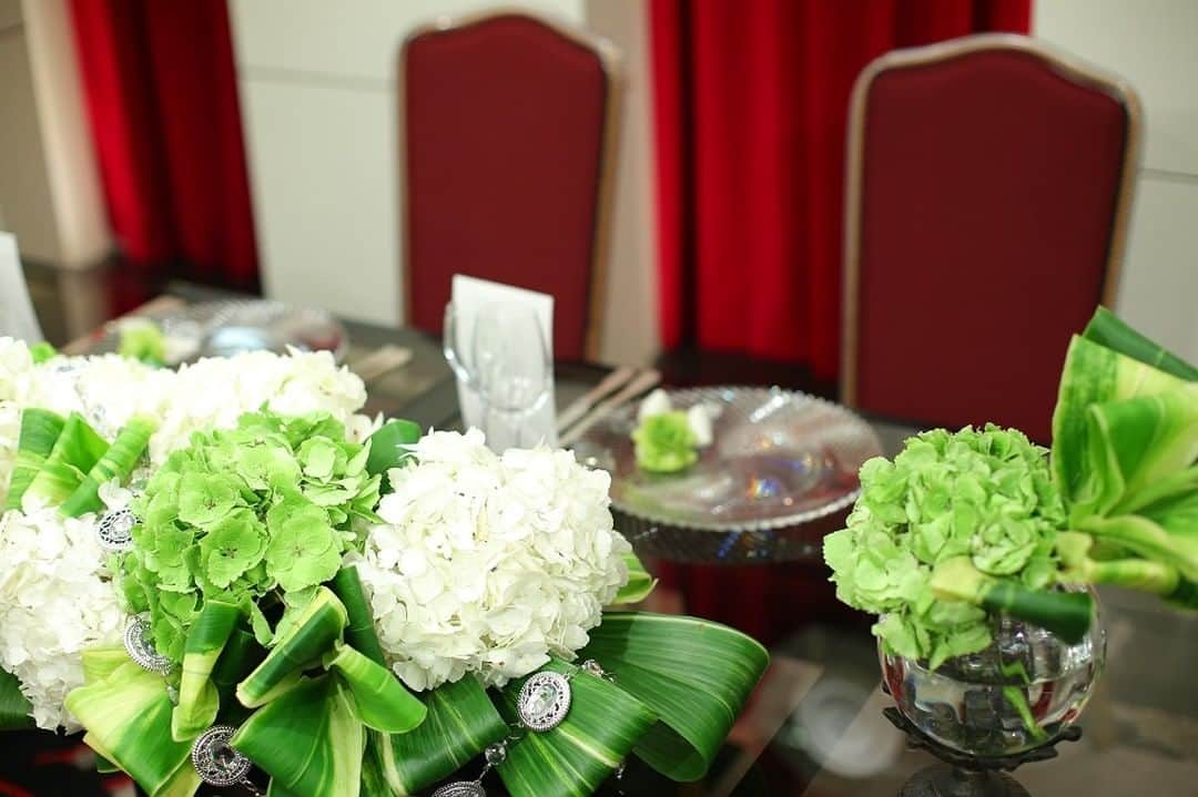 ホテルニューオータニ長岡wedding のインスタグラム：「メインテーブルもたくさんの紫陽花で彩って。  2023年のシーズンプランをご利用いただくと「メインテーブル装花10％OFF」などの割引＆特典をプレゼント！ ※30名さま以上の結婚式限定です。  ぜひ、ウエディング相談会に参加してプランの詳細をチェックしてください。  －－－－－－－－－－－－－ ★おすすめウエディングフェア 【1日2組さま限定】 スイーツビュッフェでいちご狩り付き ウエディング相談会  《ご予約制》《参加無料》 開催日：2月19日(日)・26日(日) 時間：13:00～16:30  ※ご希望日の3日前までにご予約ください。  【ご予約・お問合せ】宴会予約（0258）37-1122 －－－－－－－－－－－－－  #ホテルニューオータニ長岡#ニューオータニ長岡#ニューオータニウエディング#ニューオータニウエディング #ホテルウエディング#結婚式準備#式場探し#ウエディングフェア#ブライダルフェア#大人婚#ホテル婚#ホテル挙式#披露宴#少人数婚#家族婚#テーブルコーディネート#メインテーブル装花#紫陽花#新潟プレ花嫁#2023夏婚 #2023秋婚#2023冬婚#新潟花嫁#長岡結婚式場#新潟結婚式場#新潟#長岡」