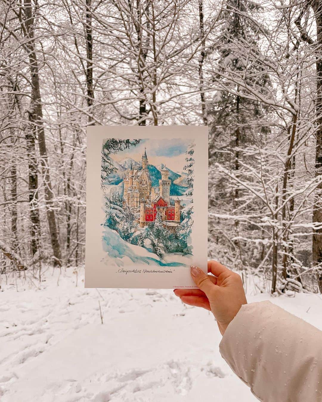 NakamuraYukiさんのインスタグラム写真 - (NakamuraYukiInstagram)「⁡ ⁡ ⁡ 東京も初雪ですね〜☃️❄️ ⁡ そんな今日は真っ白な雪の写真で ノイシュバンシュタイン城です🤍🤍🤍 ⁡ 雪と霧で肝心なお城の外観が ほとんど見れなかったけれど🏰 ⁡ シンデレラ城のモデルになったと、 有名なお城なんです🐭❤︎ ⁡ お城の中もツアーで見て周りましたが 内観もすっごいの。中の写真は一切NGのため 撮れなかったので見せれなくて残念。。 ですが、行く機会のある人は、 ぜひツアーを組んでみて下さいね♪ ⁡ ⁡ ⁡ __________________________ ⁡ 🇩🇪Germany 📍#schlossneuschwanstein  🗓2022.12.03-12.13 __________________________ ⁡ #yukis_inGermany #旅行 #カメラ女子 #女子カメラ #海外旅行 #shien #shienofficial #シーン#プチプラコーデ#プチプラファッション #旅コーデ#ドイツ#ドイツ旅行 #Germany#germanytourism #germanytravel #germanytrip #germany🇩🇪 #お城巡り #ノイシュバンシュタイン城 #お城好き #ドイツ観光」2月10日 18時00分 - nakamuraam