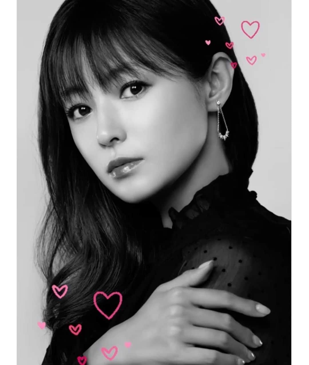 深田恭子のインスタグラム：「雪が降っていますが皆様大丈夫でしょうか⁉️足元が悪い中気をつけてくださいね💦 お陰様で、Amazon Originalドラマ「A2Z」を沢山の方々にご覧いただいているとお伺いしました❗️ 2枚目の写真は「A2Z」のロケでお借りしていたお店のお隣にあった大きな餃子を見てつい🥟 素敵なキャスト・スタッフの皆さんと一緒に撮影させていただいたので、是非多くの方にご覧いただいて楽しんでいただけたら嬉しいです💕 #A2Z #皆様暖かくしてお過ごしくださいね」