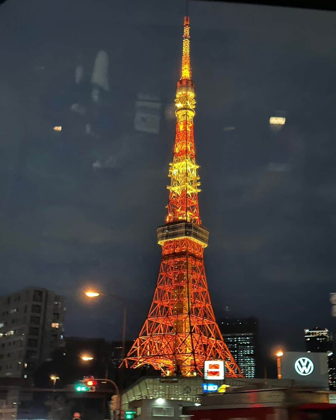 丸尾歩のインスタグラム：「東京❣️何年振り⁉️ やっと帰ってきたなーって感じてる😁  まずは東京タワーの写真撮って帰国を報告❣️  軽く浦島の太郎さん状態w 早く慣れないとね😂💕  我回国了😁 还是看到东京塔 感觉到了我终于回来了😂 我离开东京所以比较生活不习惯 东京也发展比较快 新的生活慢慢地弄一下就可以吧☺️💕  #日本 #tokyo #中国 #china #帰ってきた #生活 #東京生活 #始めるよ」