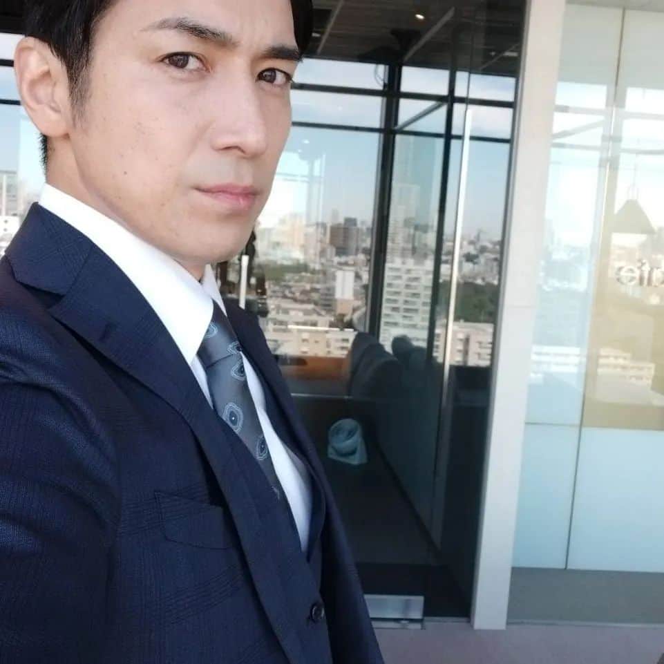 高橋光臣のインスタグラム：「出演情報です！ テレビ東京　ドラマparavi 【隣の男はよく食べる】 4月12日スタート　毎週水曜深夜 0時30分〜深夜1時  長年恋から遠ざかっていた料理が得意な独身オトナ女子と、肉食年下イケメン男子の手料理をきっかけに始まる甘くて苦い胸キュンラブストーリー。  主演は、倉科カナさんと菊池風磨さん  私は倉科カナさん演じる大河内麻紀の会社の上司、篠原一義役です。  撮影場所はお洒落なオフィスや美しい風景の場所が多く、いつも現場が素敵でした。そして若い女性のスタッフが多かったので、華やかで明るくて楽しかった。そんな雰囲気を作品からも感じてもらえると嬉しいです！ 最高にドキドキできるドラマですよ！お楽しみに。  #テレビ東京 #隣の男はよく食べる #倉科カナ #菊池風磨 #高橋光臣」