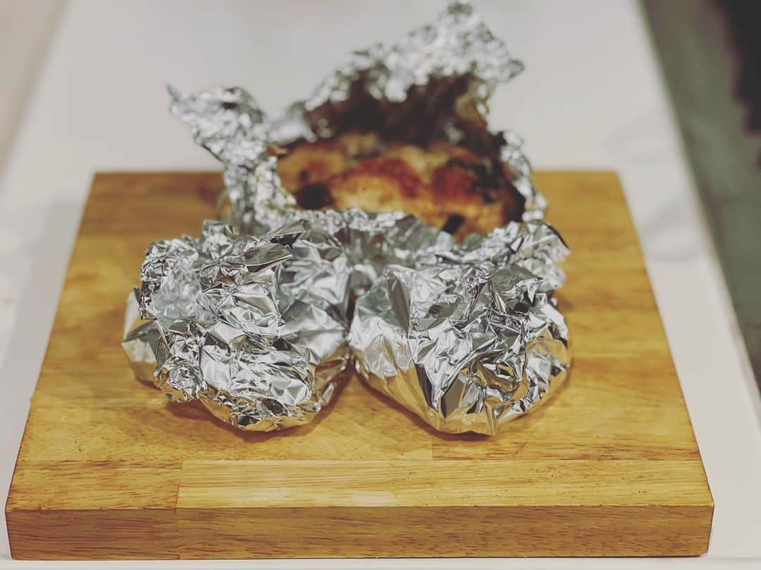 神崎恵のインスタグラム：「🍽 昨晩も、鶏肉。　 皮なし胸肉に切り目を入れ、塩胡椒とスパイスをもみ込み少しおいたら、さっと茹でたほうれん草とチーズを挟みつつんで焼くだけ。(お肉でほうれん草とチーズを包む感じです) レモンソースやクリームソースでも美味しいけれど、昨晩はトマトソース。 トマト缶を煮込んでつくりました。 手間をかけたくない日は、パスタソースや味付きのトマト缶でも十分美味しいです🤤 塩胡椒もみこむ前に、砂糖とマヨネーズで15分おいているから、焼いても固くならずしっとりです。 片面焼き色をつけたら蓋をして、 表面が白くなったら蓋をとってお肉をひっくり返して、火をとめてしばらく予熱で焼く。 スープやサラダを用意している間にアルミホイルに包んで中まで熱をじわりととおして完成です。　　 食べかけの画像でした🙏 簡単で、美味しいやつです。  午前中の仕事が終わりました。 雪が降ったりやんだり。 このまま大雪にならないといいのだけれど。 みなさん、お足元にお気をつけて。 あたたかくお過ごしください。  #おうちごはん」