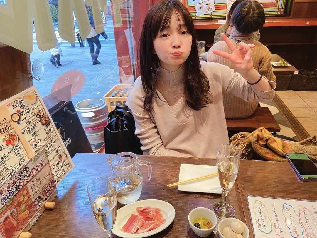 佐藤綾衣のインスタグラム：「、 やる気ないピース✌️ 珍しくワンピース👗   #昼呑み  #ワイン #🍷 #🥂」