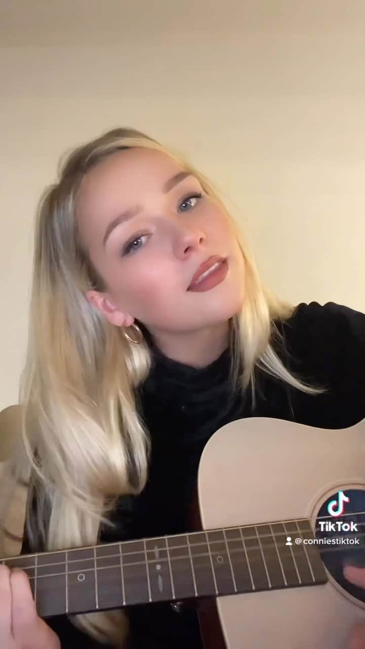 コニー・タルボットのインスタグラム：「Singing little covers will always be a comfort thing for me, but when I say I’m so excited for original music🥳🥳 soooon! Thank you for your love all the way, sending it all the way back 🖤」