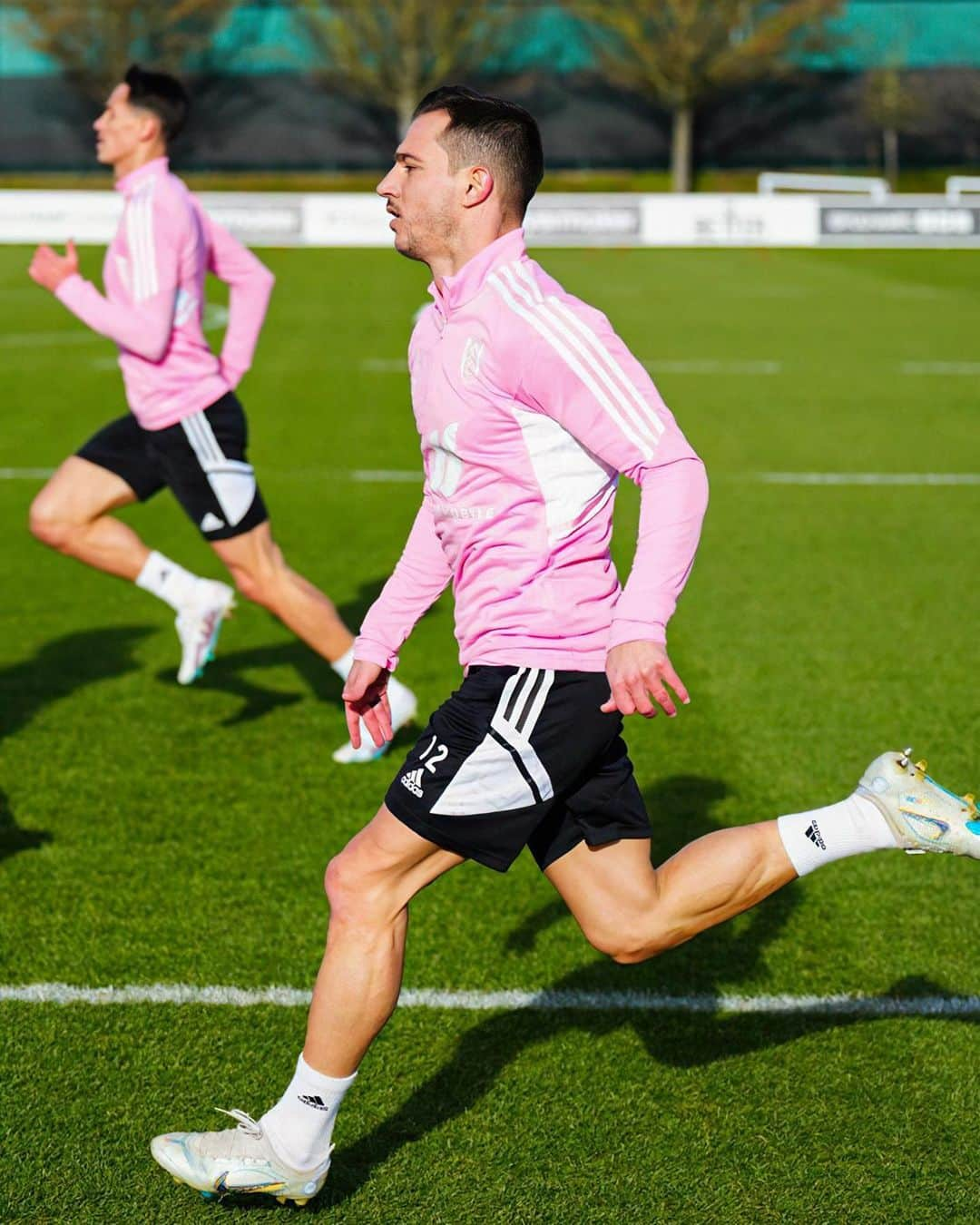 セドリック・ソアレスさんのインスタグラム写真 - (セドリック・ソアレスInstagram)「Looking forward to meeting you at the Cottage ⚪⚫💪🏻 #FFC #Fulham #Training #Work」2月10日 4時32分 - cedricsoares41