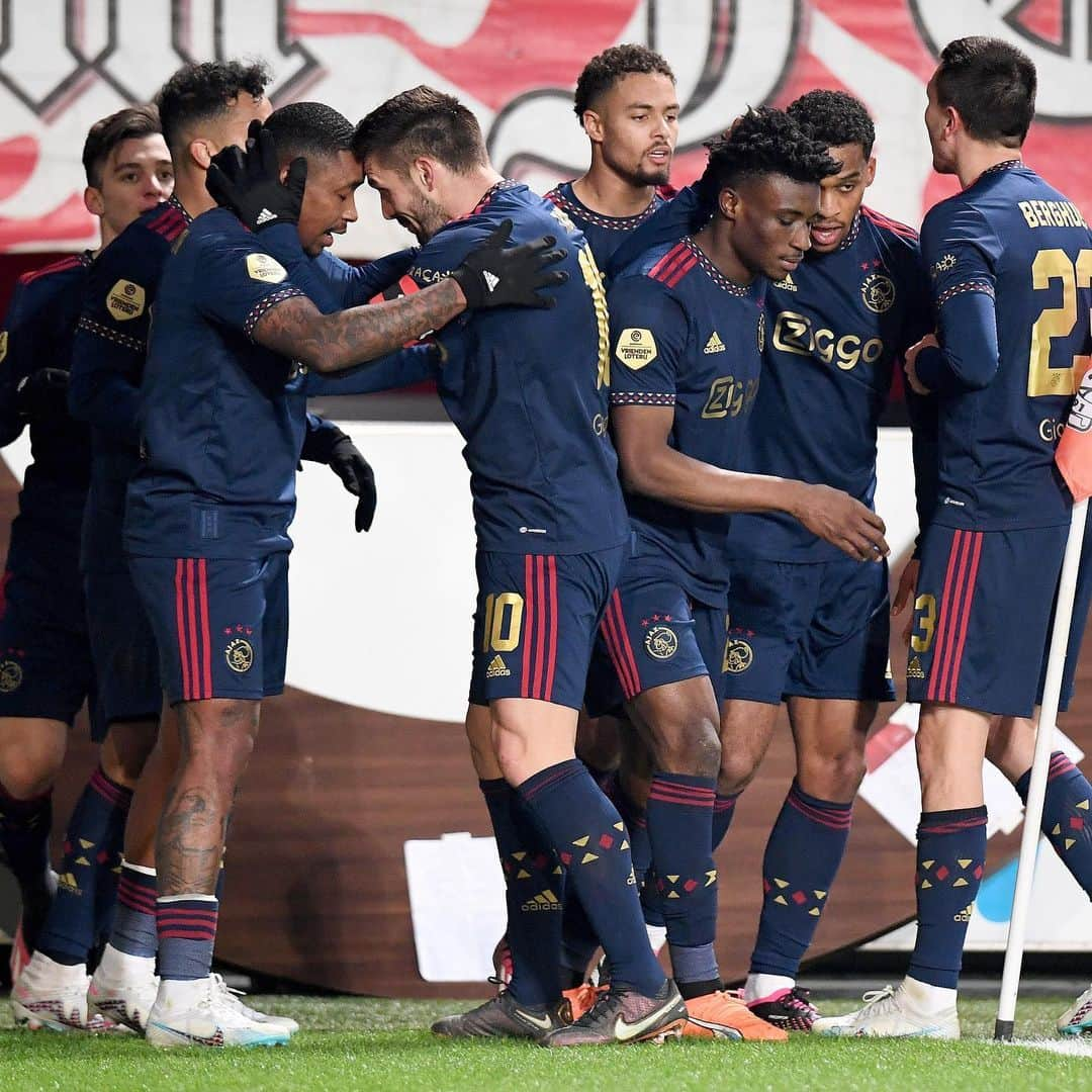 ヨニー・ハイティンハさんのインスタグラム写真 - (ヨニー・ハイティンハInstagram)「Proud of the team and what they have achieved today. Looking forward to Sunday's game in our Johan Cruijff ArenA! ❌❌❌」2月10日 6時02分 - johnheitinga