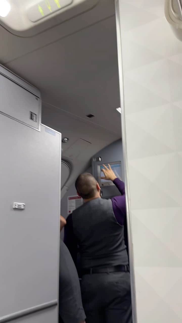 マット・ランターのインスタグラム：「Literally every time I fly」