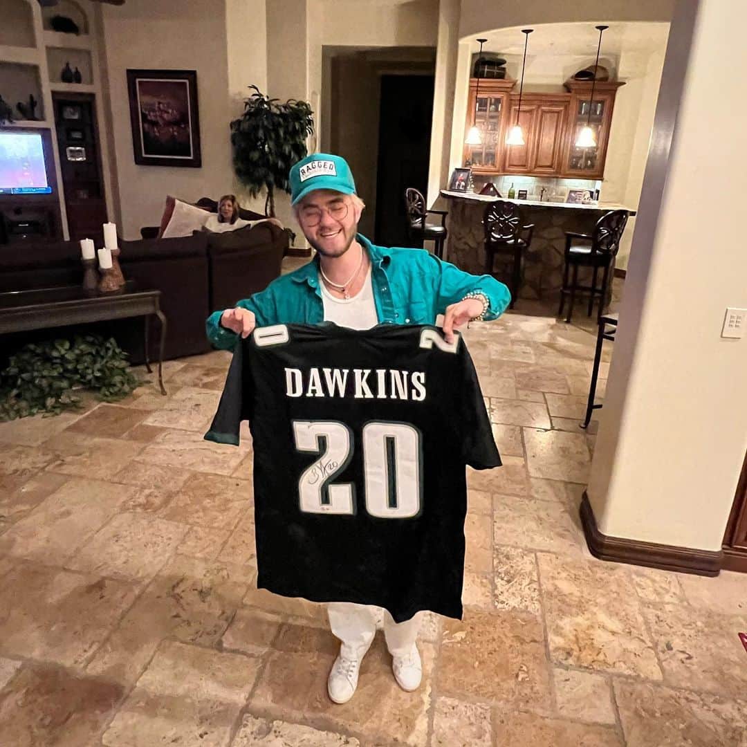 ジャック・ジョンソンのインスタグラム：「Here we go… birds inbound 🦅 (love you @mcgu1re_ thanks for the Dawkins jersey u legend)」