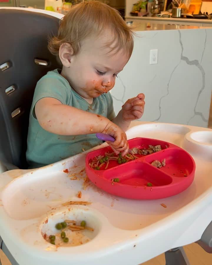 ローレン・マイコラスのインスタグラム：「Is there anything better than a baby eating spaghetti 🍝?! @magic_mikolas39」