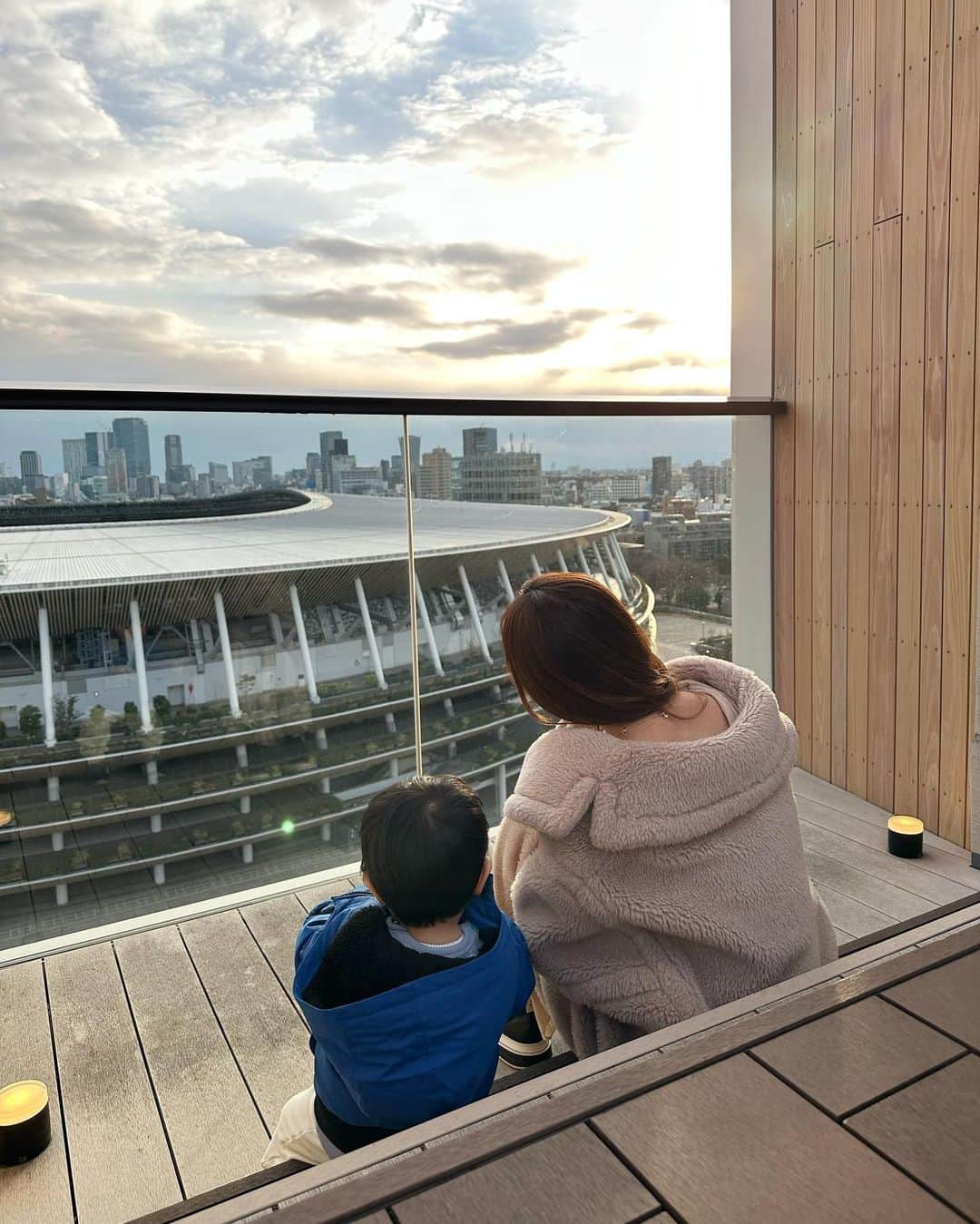 舟山久美子（くみっきー）のインスタグラム：「息子と2人で都内ホテルステイデートしてみました♡  都内に居るのに、なんだか海外にいるような雰囲気というか、落ち着くというか、、、 国立競技場近辺は普段あまり来ないので新鮮でとっても楽しかったです🥹✨  肝心のお部屋は、細かいところに気配りがあり、とても過ごしやすい✨空間作りも考えられていて、リラックスできました！お部屋の明かりやお風呂の明かりも調整できるところもお気に入りポイントです☺️  我が家はルーフバルコニーが大ヒットで、子どもと一緒に寝る前や、朝起きてからもずーっと遊んでました😘  ディナーは、まったりお部屋食。 2人で乾杯して楽しくまったりした夜を✨  夏の神宮前花火大会🎆がとても綺麗に見えそうなので、ましゅくんも誘ってもう一度来たいなぁ♡  #母子旅#子連れ旅行 #三井ガーデンホテル  #mitsuigardenhotel  #PR」