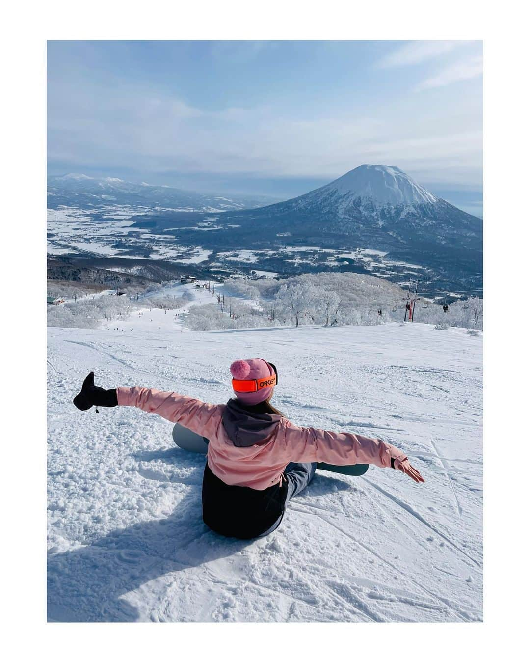 高田汐美さんのインスタグラム写真 - (高田汐美Instagram)「先月の北海道☃️❤️ ひとりで行った恵庭のサッポロビール工場とワカサギ釣りが衝撃的だったらしく、いまだにまわりにツッコまれるよ(笑) 正直、楽しかったのでまた1人でも行きたい(笑)  ＊ニセコは1人じゃありません。  そんなこんなで今日とて北海道☃️❤️  #三光舎　#北海道グルメ　#北海道　#ニセコ　#hokkaido  #niseko  #スパイスカレー　#北海道旅行　#スノボ　#snow #snowboarding  #hokkaidolove #羊蹄山　#beautiful  #instalike #l4l #instalike」2月10日 13時38分 - shiominniee