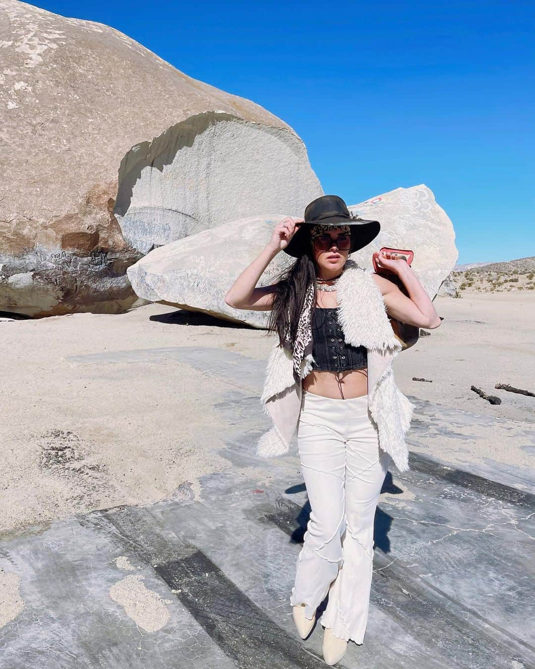 マリー・アヴゲロプロスさんのインスタグラム写真 - (マリー・アヴゲロプロスInstagram)「Desert daze. 🌵 #joshuatree #giantrock」2月10日 8時17分 - marieavgeropoulos