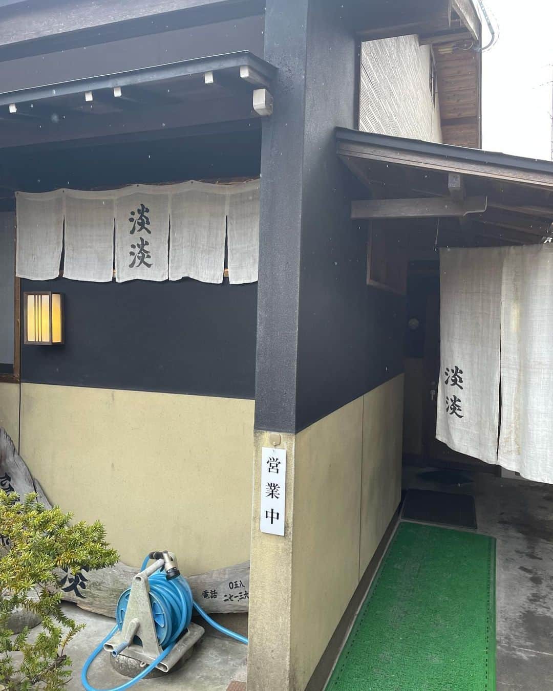 のインスタグラム：「岐阜飯。  淡々。  ここは住宅街にあって、こんなとこにあんのってなる。  まあ飯の話しやけど、岐阜はやっぱり水が最高なのよ。  だから蕎麦絶対美味いのよね。  冬やけど、蕎麦の良さをちゃんと知るために冷たい蕎麦。  蕎麦だけ食って、蕎麦の良さを知ってもらえたらいいなと。  季節の食材を取り入れてくれてて、本当に美味しいのでぜひ行ってみてください。  #岐阜飯#岐阜市#淡々#蕎麦#水」