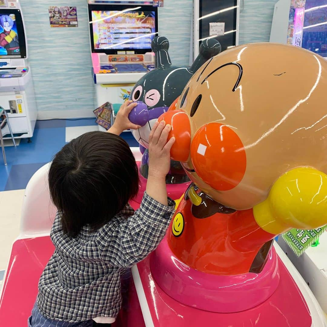 桜田聖子さんのインスタグラム写真 - (桜田聖子Instagram)「輝馬、本日、４歳のお誕生日を迎えました🎂 　 輝馬が生まれてきて４年かぁー✨  色々とあったなぁ🍀  何度も入院したし、心臓の手術で何度も何度も痛い思いもした💦  きっと、輝馬はもちろんの事、私たち家族も大変だったんだろうけど、今となっては全てが大切な思い出❣️  なぜなら、今、彼は最高の笑顔と共に生きているから✨  この笑顔があれば、全てはOK👍🏻  パパとママは、君のこの最高の笑顔をいつまでも守り続けるからね💕  輝馬、お誕生日おめでとう🎉  パパとママとネェネの所に生まれてきてくれて、本当に本当にありがとう✨✨✨  テルマ！君は最高だぞ👍🏻👍🏻👍🏻  #downsyndrome #specialneeds #trisomy21 #ダウン症 #ダウン症候群 #トリソミー21 #4歳 #成長記録 #生まれてきてくれてありがとう  #心室中隔欠損症  #男の子ママ  #男の子 #boy #ダウン症ボーイ #trisomy21boy #お誕生日」2月10日 9時22分 - seikosakurada