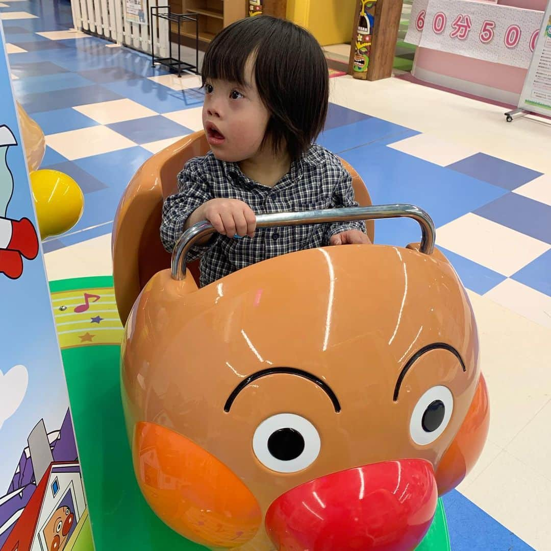 桜田聖子さんのインスタグラム写真 - (桜田聖子Instagram)「輝馬、本日、４歳のお誕生日を迎えました🎂 　 輝馬が生まれてきて４年かぁー✨  色々とあったなぁ🍀  何度も入院したし、心臓の手術で何度も何度も痛い思いもした💦  きっと、輝馬はもちろんの事、私たち家族も大変だったんだろうけど、今となっては全てが大切な思い出❣️  なぜなら、今、彼は最高の笑顔と共に生きているから✨  この笑顔があれば、全てはOK👍🏻  パパとママは、君のこの最高の笑顔をいつまでも守り続けるからね💕  輝馬、お誕生日おめでとう🎉  パパとママとネェネの所に生まれてきてくれて、本当に本当にありがとう✨✨✨  テルマ！君は最高だぞ👍🏻👍🏻👍🏻  #downsyndrome #specialneeds #trisomy21 #ダウン症 #ダウン症候群 #トリソミー21 #4歳 #成長記録 #生まれてきてくれてありがとう  #心室中隔欠損症  #男の子ママ  #男の子 #boy #ダウン症ボーイ #trisomy21boy #お誕生日」2月10日 9時22分 - seikosakurada