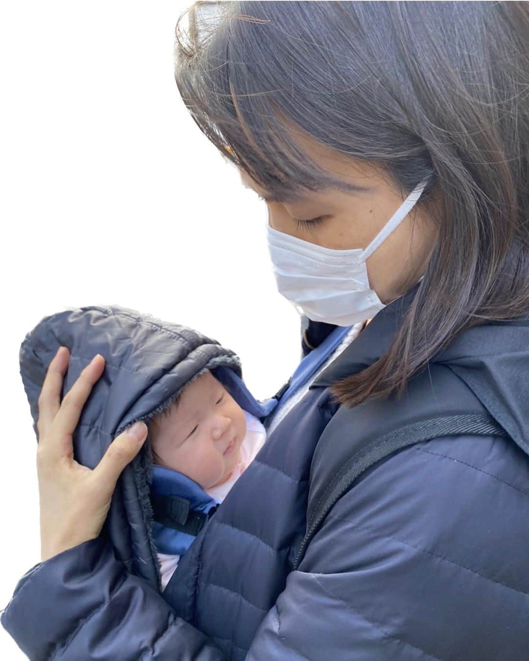 のインスタグラム：「一ヶ月健診クリア👶 お散歩デビューしました🙌 お外に出る時はお利口さん✨寝てる確率高めです😂今日は市役所に行く予定だったけど、寒いので来週にしよう❄️皆さんお気をつけて☃️ ・ #新米ママ記録 #一ヶ月健診 #合格🙆‍♀️ #体重は5キロ弱👶 #ほっぺたぷにぷに #二重顎w #オムツは早々にサイズアップ😳 #抱っこで腱鞘炎になりそう😂 #よく飲みます🍼 #最近は吐き戻し増えた #咳き込むからトントンすると #早く飲ませろと暴れる🤣 #よく出ます💩 #最近は出るタイミングが分かってきた #おしっこの時は #おすまし顔😗 #うんちの時は #真っ赤な顔してきばる😤 #うんちと吐き戻しの汚れもので #ずっと洗濯している気がする #夜中のうんちの汚れ落とし辛いw #海外遠征の洗濯毎日手洗いを思い出す #よく泣きます😭 #構ってちゃん泣きも #アイアイアーと泣く #可愛くて笑っちゃう😆 #よく寝ます💤 #お昼と夜の違いが分かってる気がする🌠 #クッションはお気に入り昼寝スポット🥰 #元気にすくすく成長中❤️」