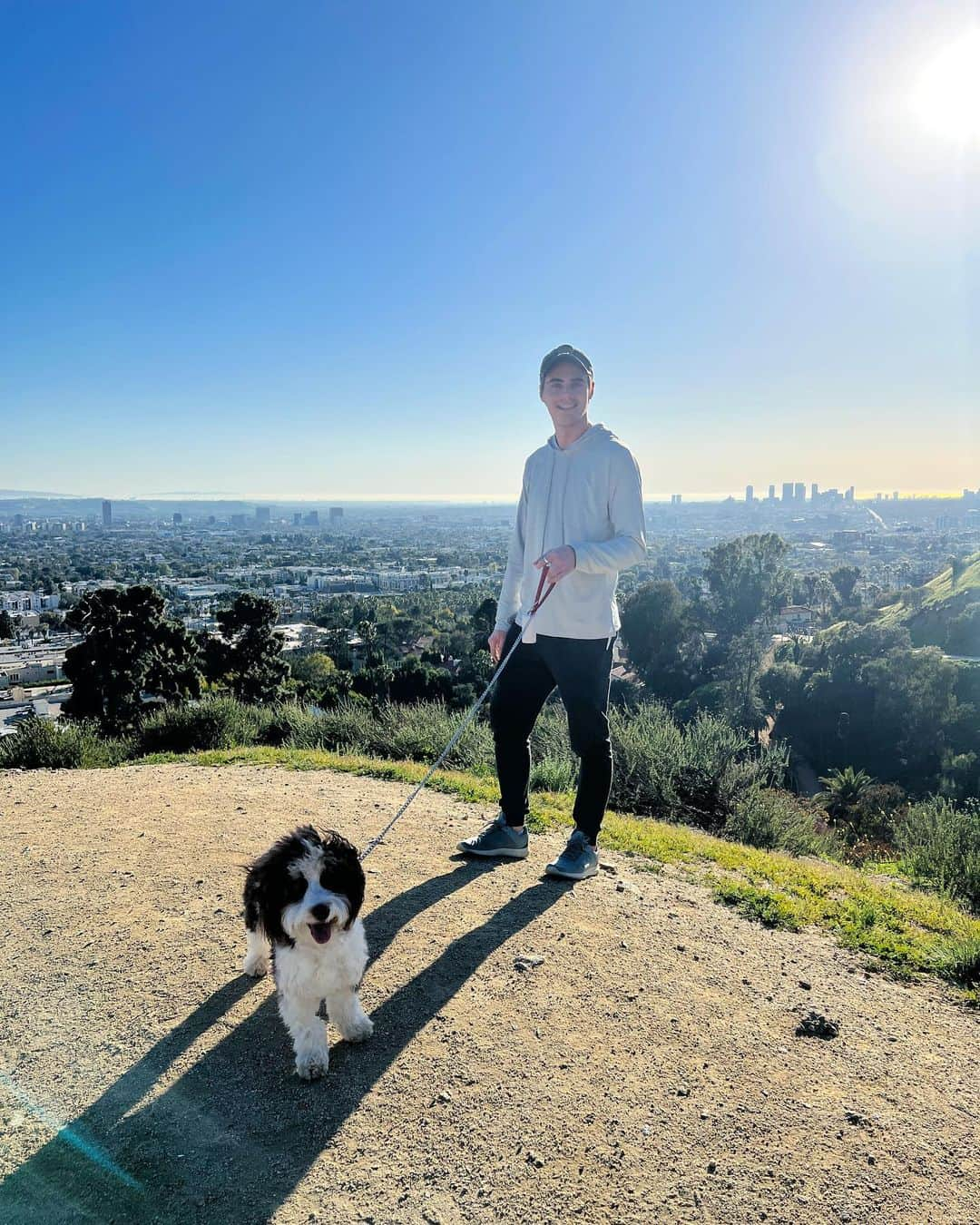 ケビン・クインのインスタグラム：「We love a good afternoon hike.」