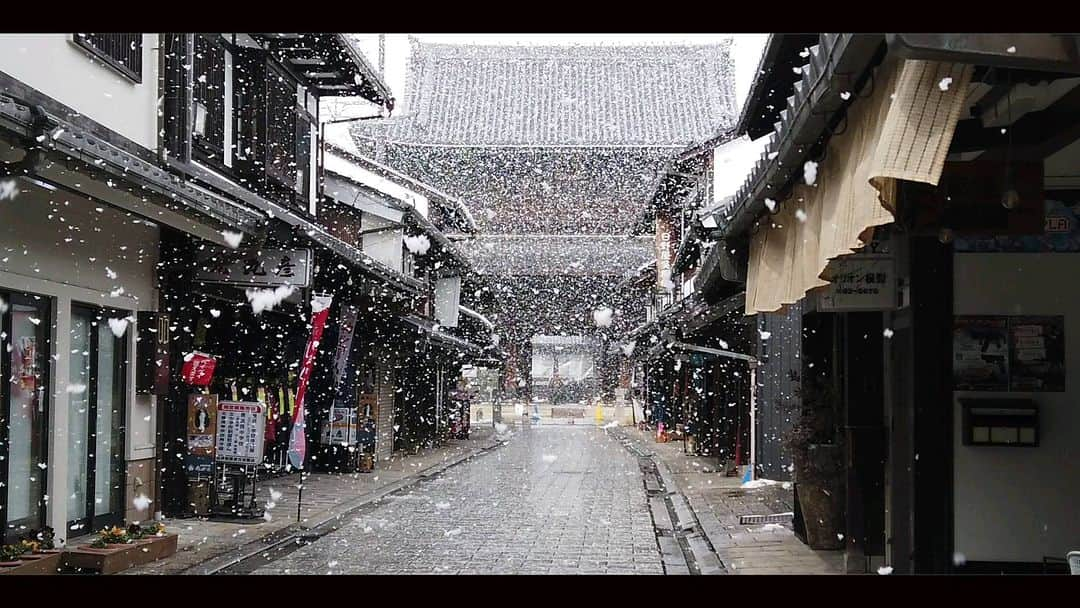 滋賀県長浜市のインスタグラム：「【長浜市公式】Winter in Nagahama レジェンド＆バタフライ等の映画の撮影地となった大通寺や表参道、その他にも長浜城歴史博物館、波しぶきが凍ってできる「しぶき氷」など、長浜の冬の様子を動画で紹介。 ぜひご覧ください　 #冬 #長浜 　 #滋賀県 #滋賀県長浜市 #雪  http://www.youtube.com/watch?v=YBIyBnTiYiI」