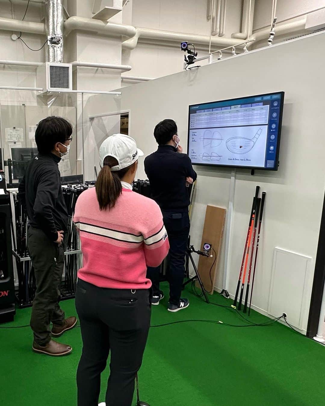 畑岡奈紗さんのインスタグラム写真 - (畑岡奈紗Instagram)「The other day, I visited @dunlopgolf_official headquarters in Kobe! I was able to visit the studio where the clubs are crafted and assembled. I also has an opportunity to talk with the people who designs and tests the clubs! We also did a club fitting🏌️‍♀️ We gave feedback on the ZX7 Mk2, which I have been using since the start of 2023. The fitting was great and shaft adjustment went just what I was expecting! I’ll keep grinding so I can make this new driver as one of my strong game!  The last picture is an Olympic uniform that was displayed in the workshop! The red one is Rikuya Hoshino's uniform, who’s a really good friend of mine! It's really cool to see these uniforms displayed in the workshop!  先日 @dunlopgolf_official 神戸本社にご挨拶に伺いました！ いつもクラブを組み立てて頂いている工房を見学させて頂いたり、クラブの設計やテストをしてくださる方々とも直接お話させて頂きとても勉強になりました！ クラブテストもさせて頂きました🏌️‍♀️ 開幕戦から使わせて頂いているZX7 Mk2のフィードバックをさせて頂きシャフトの調整をして頂きました！ 次戦に向けてもっと自分の武器に出来るように調整を続けています！  最後の1枚はオリンピックのユニフォームを以前送られて頂いたのですが、工房に飾って頂いていたので、記念撮影しました！ 赤い方のウェアは同じ茨城出身の星野陸也プロのウェアです！」2月10日 10時15分 - nasahataoka