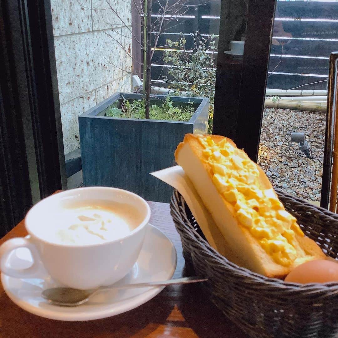 桑原麻美のインスタグラム：「今朝のモーニング☕️ ⁡ ⁡ シンプルなモーニングながら、 雨の日のテラス席で癒される✨ ⁡ ⁡ アナウンサー　#フリーアナウンサー　#桑原麻美　#話し方講師　#マナー講師　#アラフィフ　#ワーママ　#共感ボイス　#司会　＃司会　#ナレーター　#モーニング　#テラス席　#ウィンナーカフェオレ　#エッグトースト」