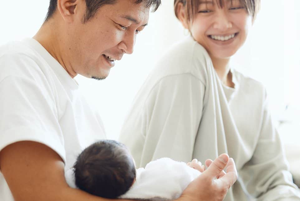 多嶋沙弥さんのインスタグラム写真 - (多嶋沙弥Instagram)「. ストーリーでは既に新生活を迎えたことをお伝えしておりますが、 無事、次男を出産いたしました👶💓 . この10ヶ月から今日に至るまで、 本当にたくさんの方にお気遣いいただきました。 Instagramを通じて私達を見守って下さった方々にも感謝をお伝えさせて下さい💐 本当にありがとうございます💗 . がんばったね、ありがとうね！ 👶にかけた一言目はそんなシンプルな台詞だったかなと思います🌸 でも思い出すとまた感激してしまって視界が曇ります☁️笑 . 7年ぶりの新生児はやっぱり本当に小さくて、本当に大きな幸せをもたらしてくれました🕊 . 長男は赤ちゃんを迎えて数日、 困惑して心が乱れた様子でしたが… 「抱っこしてみようかな」 「泣いてるよ、大丈夫かな？」と少しずつ落ち着いて新しい家族と向き合うための帆を進めているようです👦 私も今はすべて、探り探り⛵️ ゆっくり、一緒に試行錯誤していこうと思います😊 . これからもどうぞ宜しくお願いします👨‍👩‍👦‍👦💓 . #ママモデル#出産」2月10日 11時09分 - saya_tajima