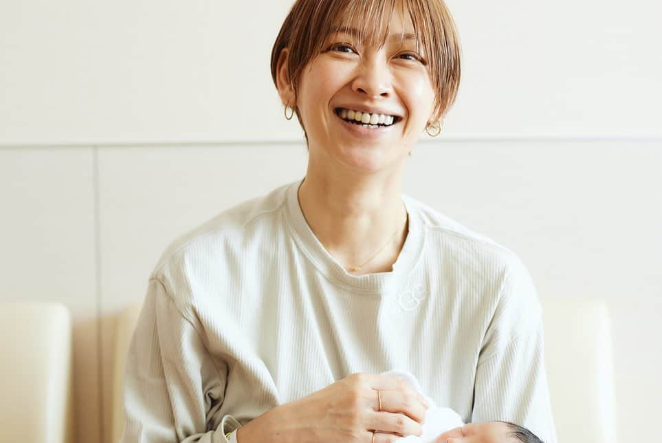多嶋沙弥さんのインスタグラム写真 - (多嶋沙弥Instagram)「. ストーリーでは既に新生活を迎えたことをお伝えしておりますが、 無事、次男を出産いたしました👶💓 . この10ヶ月から今日に至るまで、 本当にたくさんの方にお気遣いいただきました。 Instagramを通じて私達を見守って下さった方々にも感謝をお伝えさせて下さい💐 本当にありがとうございます💗 . がんばったね、ありがとうね！ 👶にかけた一言目はそんなシンプルな台詞だったかなと思います🌸 でも思い出すとまた感激してしまって視界が曇ります☁️笑 . 7年ぶりの新生児はやっぱり本当に小さくて、本当に大きな幸せをもたらしてくれました🕊 . 長男は赤ちゃんを迎えて数日、 困惑して心が乱れた様子でしたが… 「抱っこしてみようかな」 「泣いてるよ、大丈夫かな？」と少しずつ落ち着いて新しい家族と向き合うための帆を進めているようです👦 私も今はすべて、探り探り⛵️ ゆっくり、一緒に試行錯誤していこうと思います😊 . これからもどうぞ宜しくお願いします👨‍👩‍👦‍👦💓 . #ママモデル#出産」2月10日 11時09分 - saya_tajima