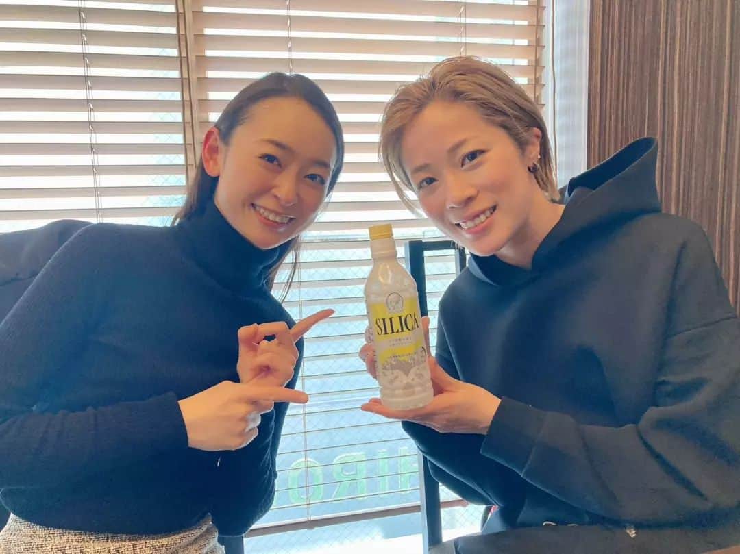 瞳ゆゆのインスタグラム：「イベントで、わたしジェンヌのシリカ水レモンをご採用いただいた、フィットネスクラブ広尾さんにご挨拶に行ってきました！  すごく広くて綺麗✨ 通いたくなっちゃう！！  レッスン後のるなにも会えて嬉しかったー！  今後、フィットネスクラブ広尾さんにて、シリカ水レモンをお取り扱いいただく予定です🍋  植物由来のシリカは、体に浸透しやすくて、老廃物や毒素を吸収して排出するデトックス作用も期待できるので、フィットネスなど体を動かすときのお供に最高なのです✨✨  是非、見かけたらお手に取ってみてくださいね。  #フィットネスクラブ広尾 #わたしジェンヌ #シリカ #シリカ水 #美容 #健康 #レモン #宝塚 #宝塚歌劇団 #宝塚og」