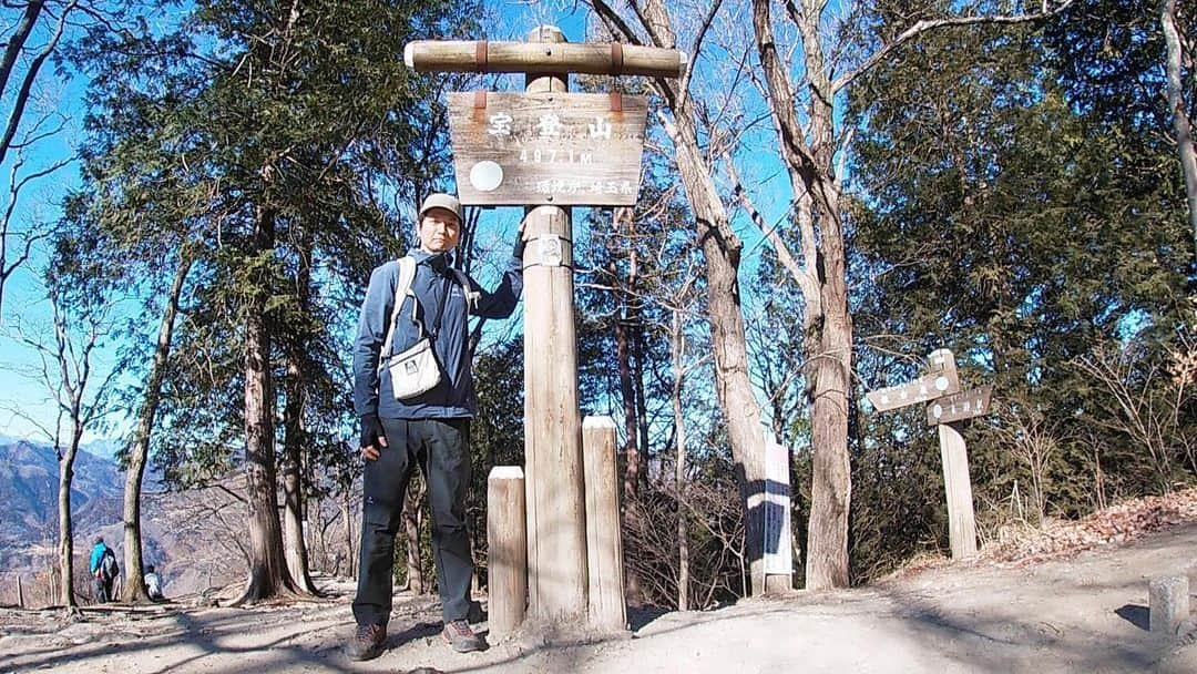 青山草太のインスタグラム：「埼玉県秩父郡長瀞町にある 「宝登山」に登山。  この季節、蝋梅が咲くというのもあって山頂には沢山のお客さんが、眺望もいいしロープウェイでも上がれるので、登山をはじめたい方にも登りやすいし楽しめる山だと思います！  途中、小動物公園や神社などもあったので見所が沢山ありました^_^  https://youtu.be/BYY6sa-KvmA  #青山草太#sotaaoyama #登山#低山#低山ハイク #トレッキング#trekking #埼玉県#秩父#長瀞 #宝登山#宝登山神社 #宝登山小動物公園 #蝋梅#絶景」