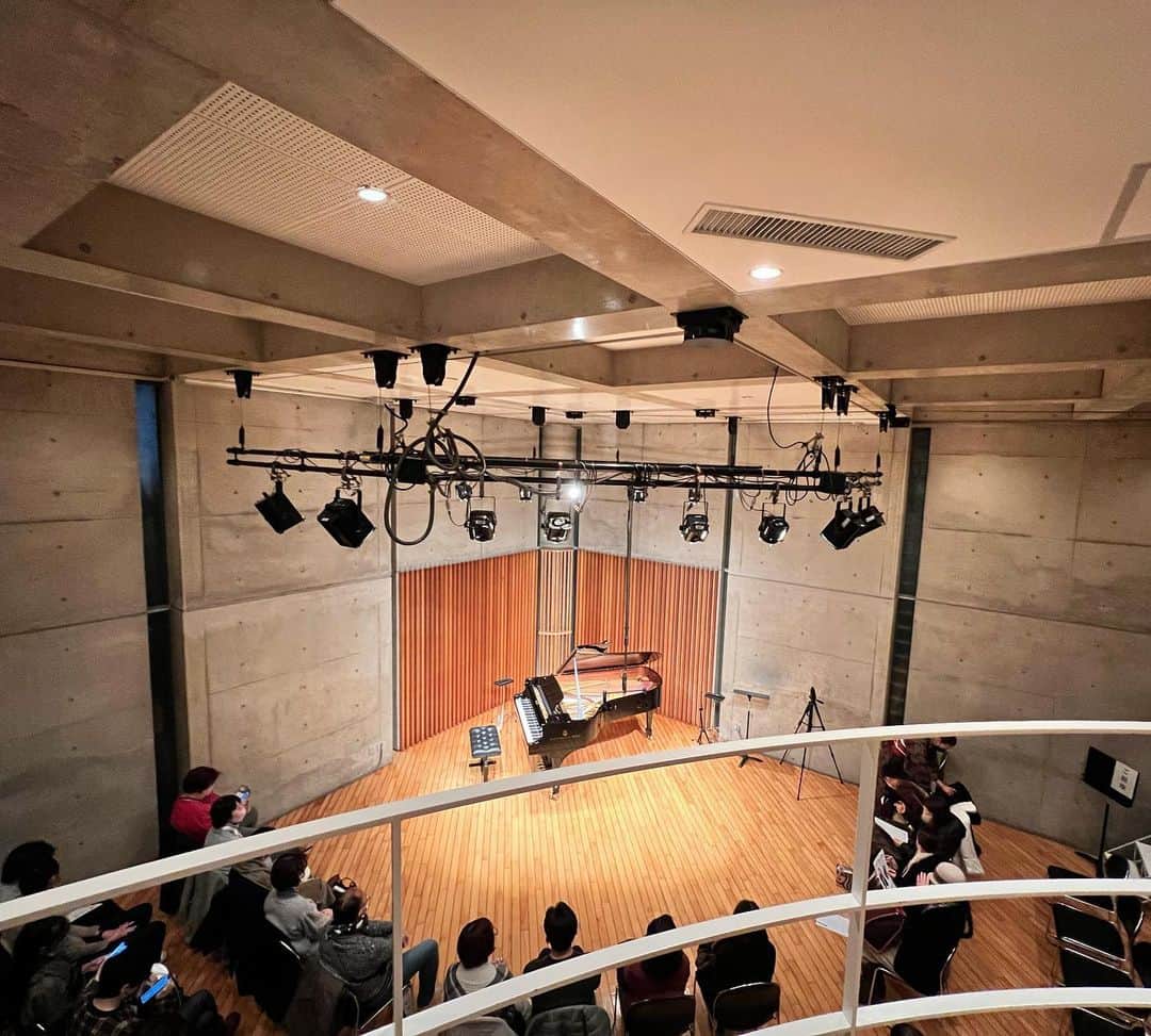 akkoのインスタグラム：「先週、素晴らしいライブを観に行きました❣️ 1月のacoakko liveで一緒に演奏してくれたピアニスト、扇谷研人さんのソロライブ🎹 気持ちのいい会場で、いい音ばかりが鳴り響いていて、、🥰 うっとりしたりワクワクしたり高揚したり、、私もこんなふうに音楽したい❣️って思っちゃった😊👍💕 今年は全国いろいろなところでソロライブをやるそうです！ お近くに行った時は、ぜひ観に行ってみてね❣️感動するよん👍  私もこんな会場でやってみたいなぁ〜🥰#akko #akkostagram #mll #扇谷研人 #ムジカーザ」