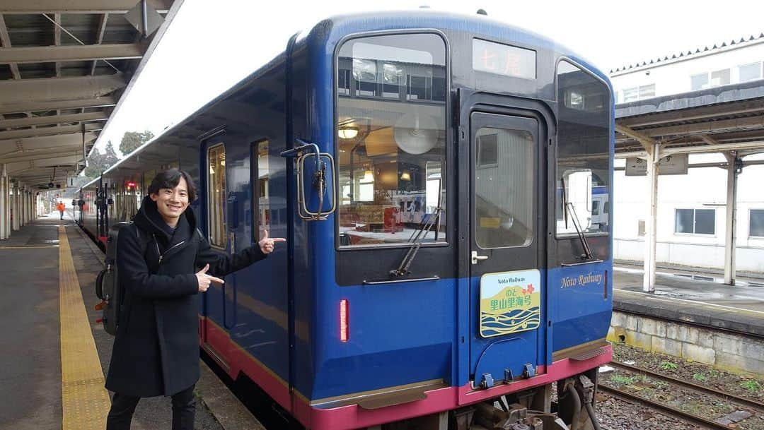 上野耕平のインスタグラム：「2週連続で出演しています！ NHKラジオ第１ 2/11 10:05〜 「鉄旅・音旅出発進行!」  今週はのと鉄道の観光列車、のと里山里海号に乗って穴水へ。 日本の宝と思える絶景と、温かいおもてなし、そして美味すぎる海の幸。もちろんディーゼルの唸りも。  ちなみに生まれて初めて焼き牡蠣を食べました。 牡蠣は大の苦手でしたが、能登の牡蠣を焼いたやつはまじで美味かった。  最高な旅でした。 皆様ぜひお聴きください！！  #鉄旅音旅出発進行 #nhkr1 #nhkラジオ第一 #鉄道 #鉄道旅 #のと鉄道 #のと里山里海号 #上野耕平」