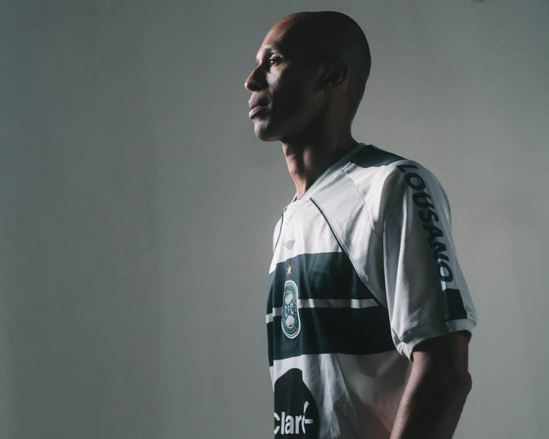 ミランダのインスタグラム：「Há exatamente 19 anos, o menino de Paranavaí realizou o sonho da sua família de se tornar jogador de futebol. Quando o professor Antônio Lopes me contou no treino que eu seria titular já no primeiro jogo daquela Libertadores, percebi que estava no caminho certo.   Estrear como profissional na competição mais importante das Américas vestindo uma camisa pesada como a do Coxa não foi fácil e a verdade é que o resultado naquele dia não foi o esperado, mas o mais importante é que eu nunca esqueci daquela sensação, do frio na barriga e de tudo que aprendi dali pra frente.  Meu eterno obrigado ao @coritiba , por ter me feito jogador 💚🇳🇬  📸 @ligaagencia」