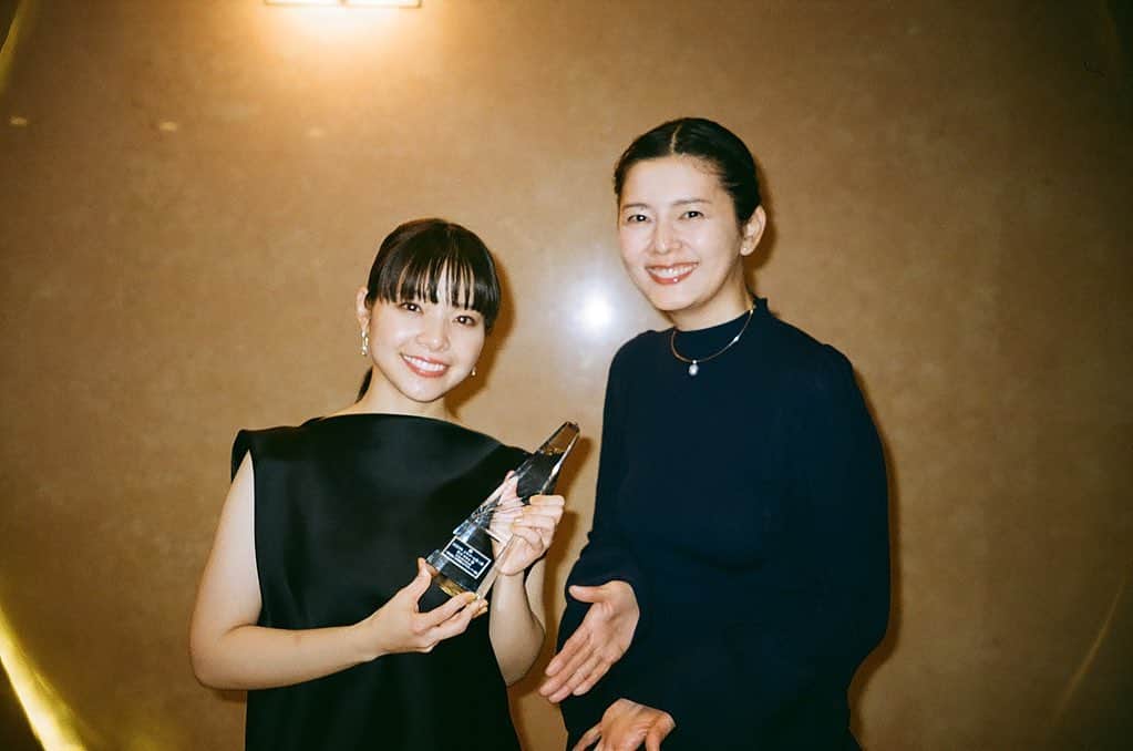 岸井ゆきののインスタグラム：「先日、エランドール賞新人賞をいただきました。 ありがとうございます。 高橋一生さんと一緒に主人公を演じた『恋せぬふたり』から菊池亜希子さんがサプライズゲストとして来てくださいました💖ありがとうございます💐✨ 自分も他人も人生も、誰のことも決めつけないでいっしょに歩くこと、ちいさくても幸せだと感じるその瞬間を大切にすること、色々な気づきとアイデアがもらえる素敵なドラマでした🦀🥬🍅 わたしも野菜、育ててますし。 よかったらまた観てください✨  これからもがんばります。 ありがとうございました！」