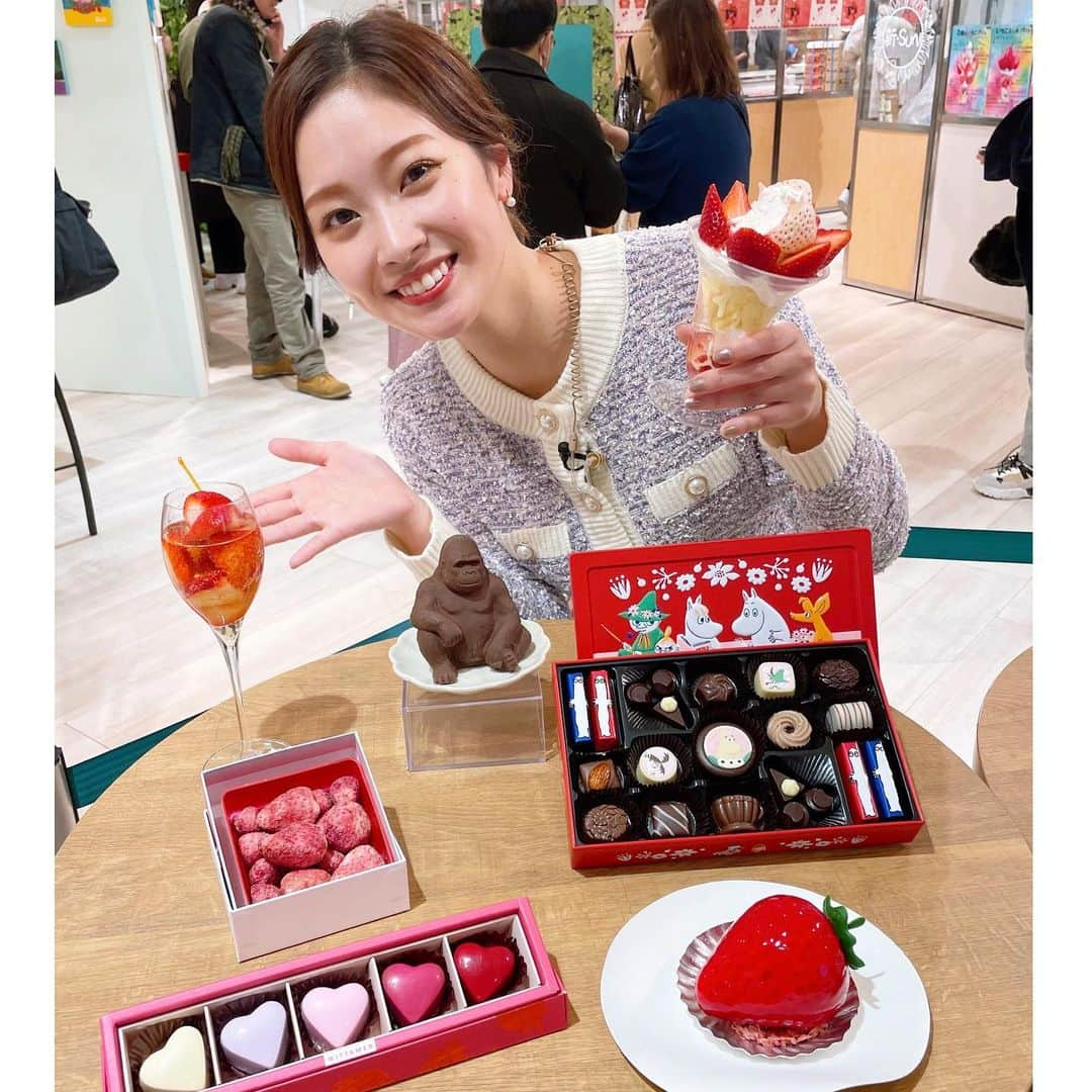 橋本和花子のインスタグラム：「🍓🍫🍓  #いちごバレンタイン #阪神梅田本店 #ときめきが止まらない幸せ中継 #2枚に1枚寝とる」