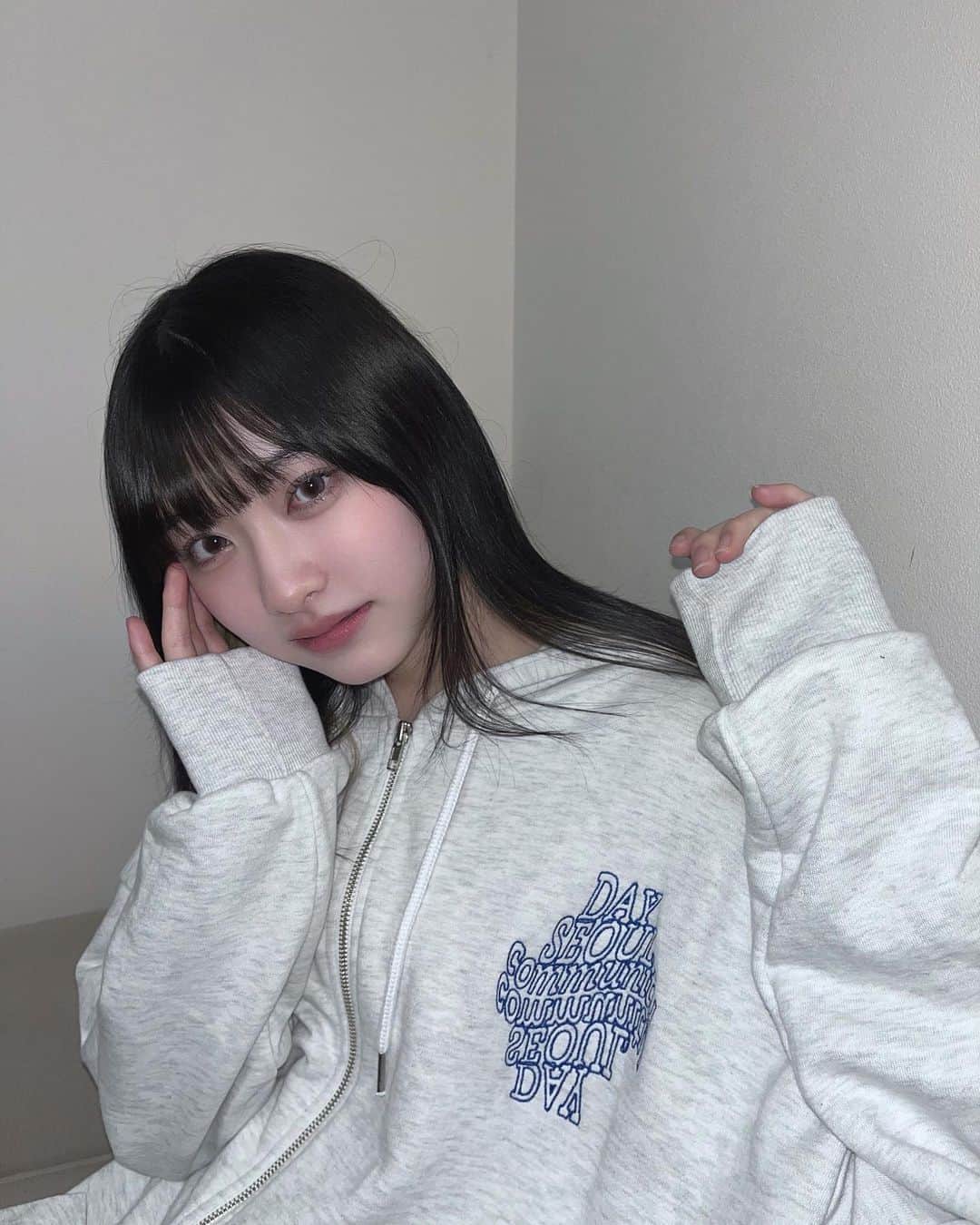 のインスタグラム：「前髪を切りました まっすぐ切れるように 練習したいと思いました🎶  #dayday #パーカー #パーカーコーデ」