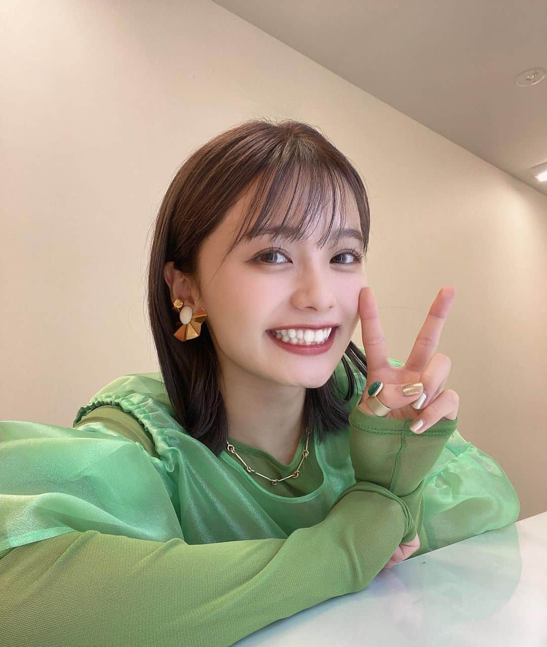 足立佳奈のインスタグラム：「リリースイベント渋谷🫶  本当にあっという間だぁ、、。 懐かしい気持ちにもなり、 みんなが話してくれる言葉、 書いてきてくれるメッセージ、 見つめてくれる笑顔に、 やっぱりパワーをもらったね。  これからもきっと側で寄り添ってくれるみんななんだろうなぁなんて思いながら、 幸せな夜でした。😌  雪だったり、雨だったり、 不安定なお天気の中なのに、 会場まできてくれたみんな、 ありがとうございました！！🥴  次は、オンライントーク会？ ライブ？？で会いましょ🫶🫶」