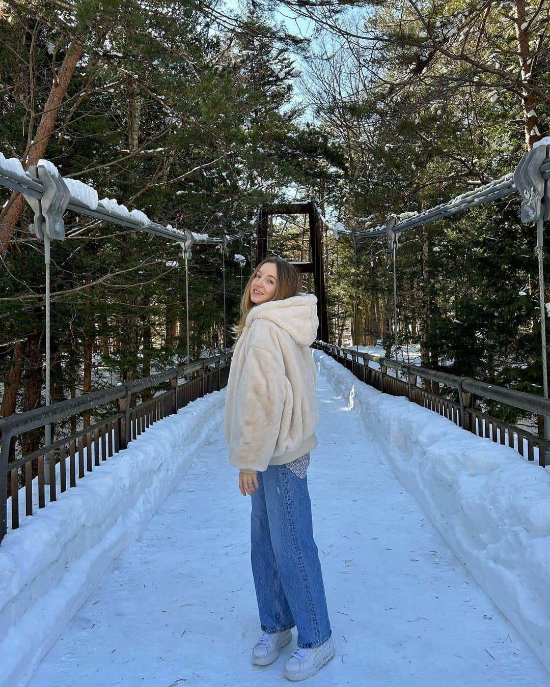 Lisaさんのインスタグラム写真 - (LisaInstagram)「Winter in Tochigi ❄️   There is a big chance to meet Japanese monkeys 🐒 **** 冬の栃木県❄️  野生の日本猿に出会った！🙊🙈🙉  場所: #湯西川温泉 #華厳ノ滝 #日光東照宮  #中禅寺湖  ............ #日本猿 #栃木県 #冬旅 #雪 #japantrip #japantravel #japan #tochigi」2月10日 21時30分 - lisa.sekai