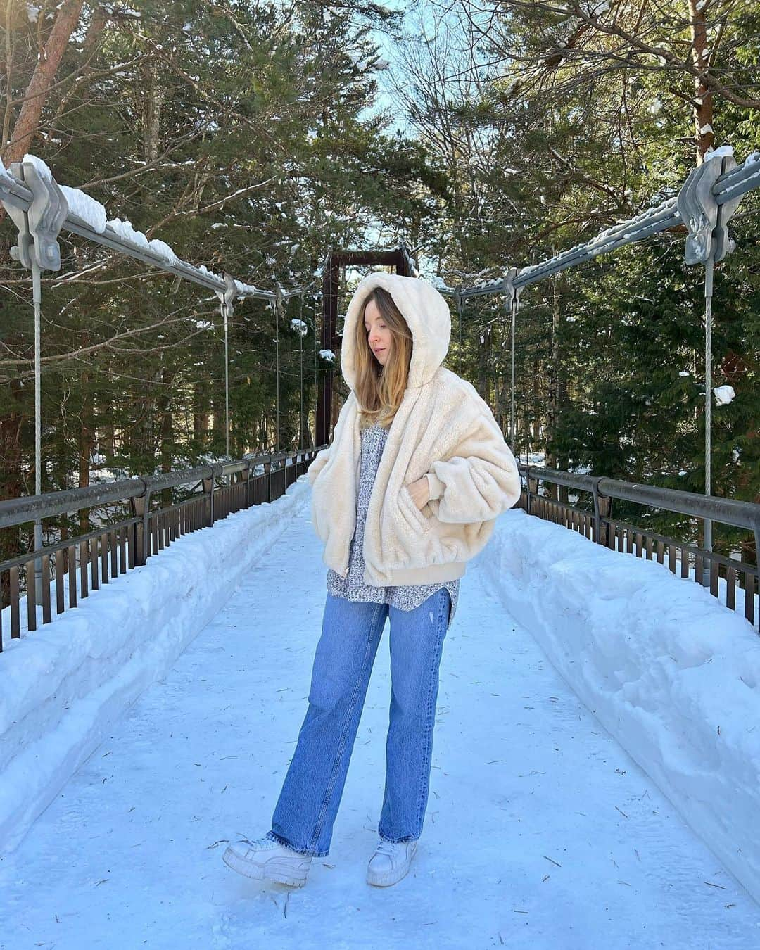 Lisaのインスタグラム：「Winter in Tochigi ❄️   There is a big chance to meet Japanese monkeys 🐒 **** 冬の栃木県❄️  野生の日本猿に出会った！🙊🙈🙉  場所: #湯西川温泉 #華厳ノ滝 #日光東照宮  #中禅寺湖  ............ #日本猿 #栃木県 #冬旅 #雪 #japantrip #japantravel #japan #tochigi」