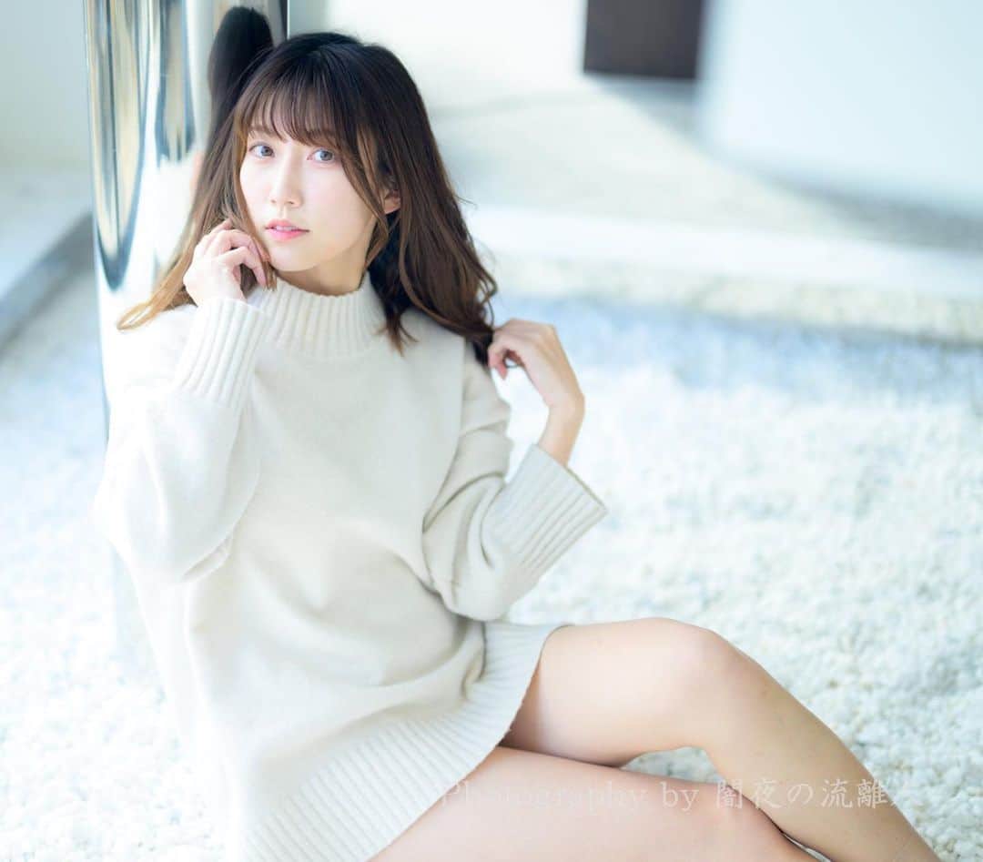板野優花のインスタグラム：「先日A CLINLC OSAKA院の田窪先生にAスレッドの施術していただいた経過について☺️✨ @a_clinic_osaka @aclinic_takubo  ・ あの後、特に女の子から｢どうやった！？｣って聞かれること多くて やっぱりめちゃくちゃ気になるよねー！😢💓 聞かれたことまとめてみたので受けるか悩んでる方はご参考に🙆‍♀️✨ ・ ◾︎施術痛くないの？ 自他ともに認める超絶痛がりand怖がりなんだけど 笑気麻酔をかけてもらってから施術が始まるので 痛みを感じるのは局所麻酔のチクッと感だけで 引き上げたりしてる時は全然痛くなかったよ🙆‍♀️💓 先生も優しく声掛けしながら施術してくれるし 怖がりすぎて手に汗握りながら受けてたら看護師さんが優しくトントンしてくれて感謝🥲✨ ・ ◾︎終わった後大丈夫だった？ 私の場合は糸の挿入部の後頭部と耳の上あたりが軽く腫れた感じはあったけど 施術翌日に撮影できたくらい無問題でした😂💓 大きく顔の表情を動かしたり、故意に施術箇所を無理やり触らない限りは痛くなかったよ 腫れ自体も1週間経って元通りって感じるくらいになりました🙆‍♀️ ・ ◾︎効果どう？ 翌日にモデルさんから顎のラインがシュッとしたー✨って言って貰えるくらいシャープさが増しました！ あとこれは本当に嬉しかったんだけど、加工アプリの顔ちっちゃくする度合いをガッツリ下げました😂 元のフェイスラインでも十分撮れるように🥰 むしろ加工でちっちゃくしたら、顔のサイズおかしい！ってなるくらい元のフェイスラインが理想系に🥲💓 ・ 顔に糸通すなんて怖すぎる！！って私も2度目でも思ってたんだけど😂 そんな方でも絶対大丈夫なので、フェイスラインとか頬のたるみ気になってる方におすすめです🙆‍♀️ ・ #aスレッド #糸リフト #aclinic #aclinic銀座 #aclinic新宿 #aclinic名古屋 #aclinic福岡 #aclinic池袋 #aクリニック #エークリニック #小顔  #リフトアップ #美容外科 #美容皮膚科 #美容クリニック #スレッドリフト #小顔整形 #たるみ改善 #田窪賢太郎 先生」