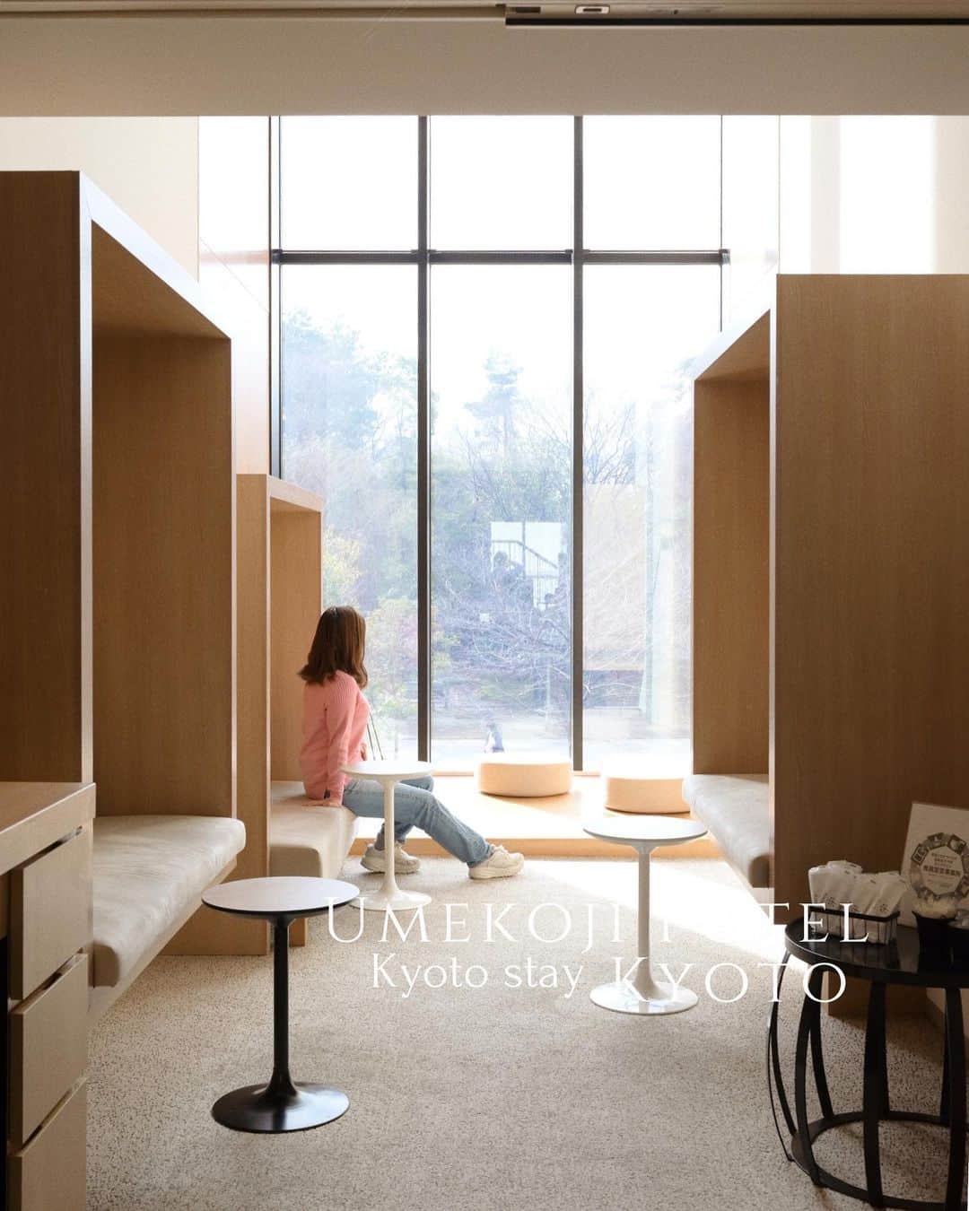 MEGのインスタグラム：「【2020年開業！ホテル内で時間が足りないと思ったのは初めて。”梅小路ポテル京都“】 ☕️ ポテルの楽しみ方① (②は次回投稿で📝)  📌15:00 check in- テラス付きパークビューができるお部屋は開放感があり、木の温もりが感じられるお部屋で落ち着く☺️ バス・トイレはセパレート。  📌16:30 ホテル下にある梅小路醗酵所で麹の調味料作り体験。 店内の揺れてるブランコ椅子で醤油麹を作るのが新鮮で楽しかった〜  📌19:00-dinner  こだわりの醗酵ディナーを楽しむ。 じっくり麹を寝かせて作られた味噌や醤油、酢などの発酵調味料でできた至福の醗酵コース「Neru」 牛ロース味噌漬と椎茸発酵スープが今までにない優しい味でお腹いっぱいなはずなのにサラッと食べれるほど美味しい。  📌20:00-京都の銭湯文化をぽて湯で。 サウナ付き‼︎ぽて湯のデザインは昔ながらの感じで何かいい。♨️  📌21:00-4階にはレコードを聴けるお部屋があるから気になったレコードをセットして夜まったり🌙  その後広々としたルーフトップテラスに。 京都タワーが見えたり、東寺が見える。！  📌22:00- 居心地の良いお部屋で爆睡・・😌 ____________________________________  次の日の朝は、朝食ビュッフェをテイクアウトスタイルで満喫。 朝食をレストランで選ぶ(おかずが豊富！)→お部屋に持って帰りベランダで優雅に。 特に肉じゃがが美味しかった（ ; ; ）  📌-11:00 check out  ____________________________________  ホテル内で時間が足りないと思ったのは初めて。それぐらい充実していて、色んな楽しみ方がある、一つ一つのお部屋にこだわりが詰まっているなあと。  都内にいながらも、緑に囲まれた”梅小路ポテル京都“で静かに、自分が好きなように過ごすのが最高の贅沢😌 また絶対ぜったい行きたいねと妹と帰りに話してた。  📍 京都府京都市下京区観喜寺町15 (ＪＲ嵯峨野線　梅小路京都西駅より徒歩にて約３分)  #梅小路ポテル京都 #カップル旅行 #ホテルステイ #銭湯 #醗酵ツーリズム #京都旅行 #京都ホテル #kyototrip #socialport」