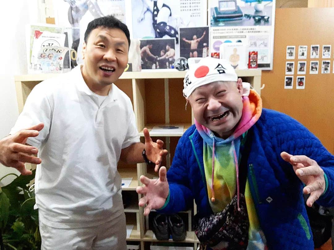 金原弘光のインスタグラム：「今日、かねはら整骨院にアニマル浜口さんじゃなくて、アニマルはまぐりさんが治療に来てくれたよ✨  気合いだ、気合いだ、気合いだ～⤴ オイ、オイ、オイ❗  http://kanehara-seikotsuin.com  #西口プロレス #用賀  #アニマルはまぐり #かねはら整骨院」