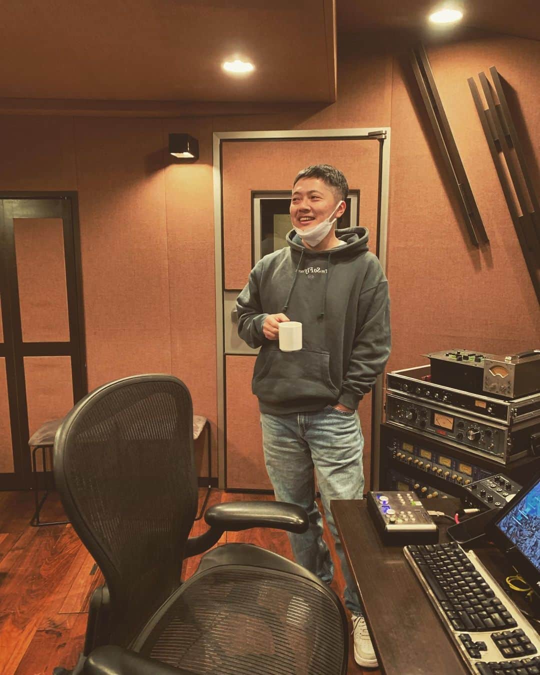 のインスタグラム：「.  #今日のシミやん  @shimi_bb   #pushim #recording  #inthestudio」