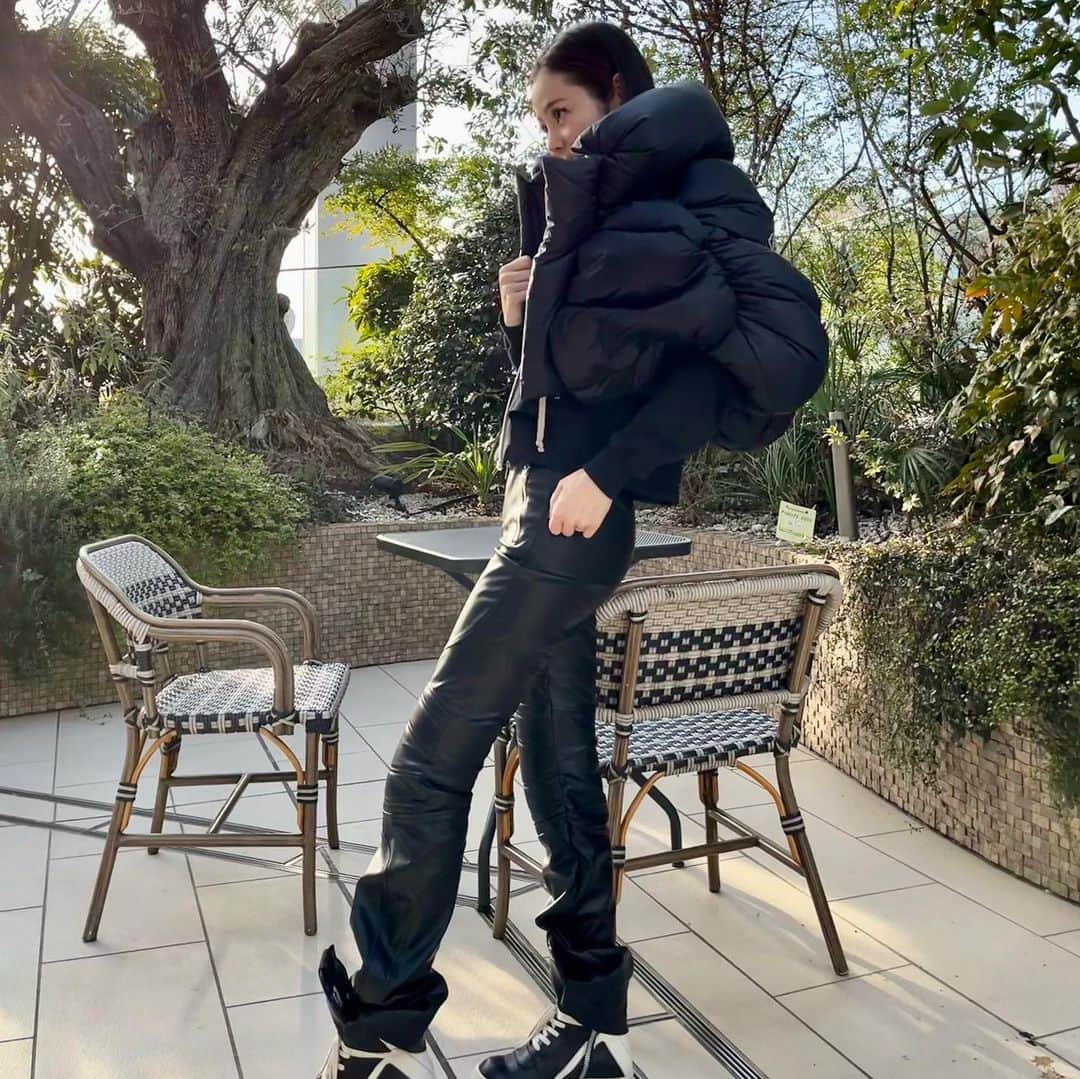のインスタグラム：「⚫️⛄️⚫️ . . . #rickowens #rickowensdrkshdw  #rickowensmoncler #downjacket . #リックオウエンス #モンクレールダウン . 私がダウン着る日に限って 気温上がりがち😇」