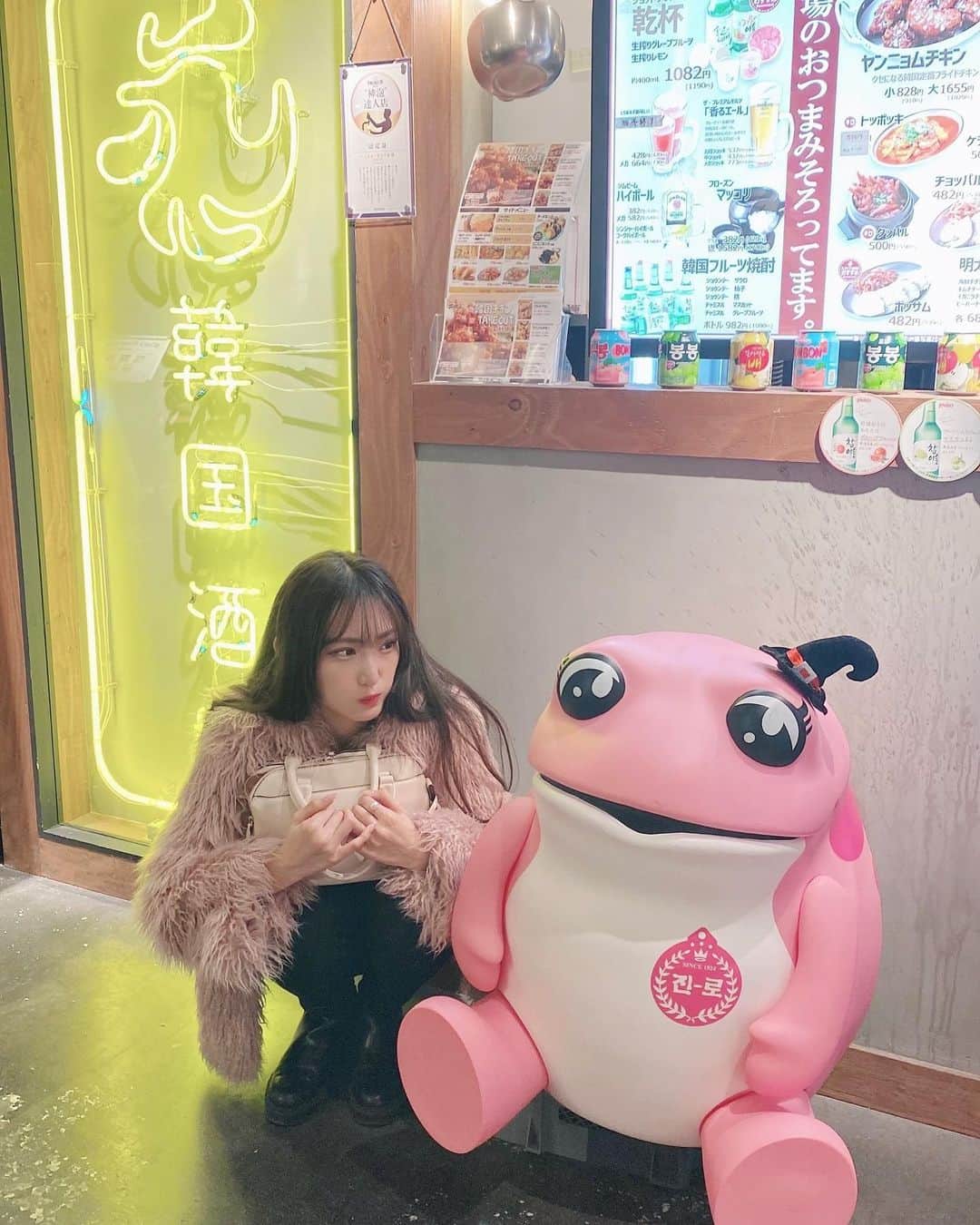 のインスタグラム：「᯽ かわい子見つけた👀❤︎🫰🏻 . . . . . . #原かれん #かれんたん #nmb48 #ぴろぴろ #idol  #茶髪ロング  #dazzlin #ダズリン #ダズリンコーデ #コートコーデ  #今日のコーデ #ぴろコーデ #冬コーデ  #くびれ作り #아이돌　#ootd #오오티디 #팔로우  #좋아요 #01 #일본　#女子力委員長 #みんなのレディコーデ #心斎橋 #なんば #오사카　#梅田 #お姉さんコーデ #デニムコーデ #関西女子」