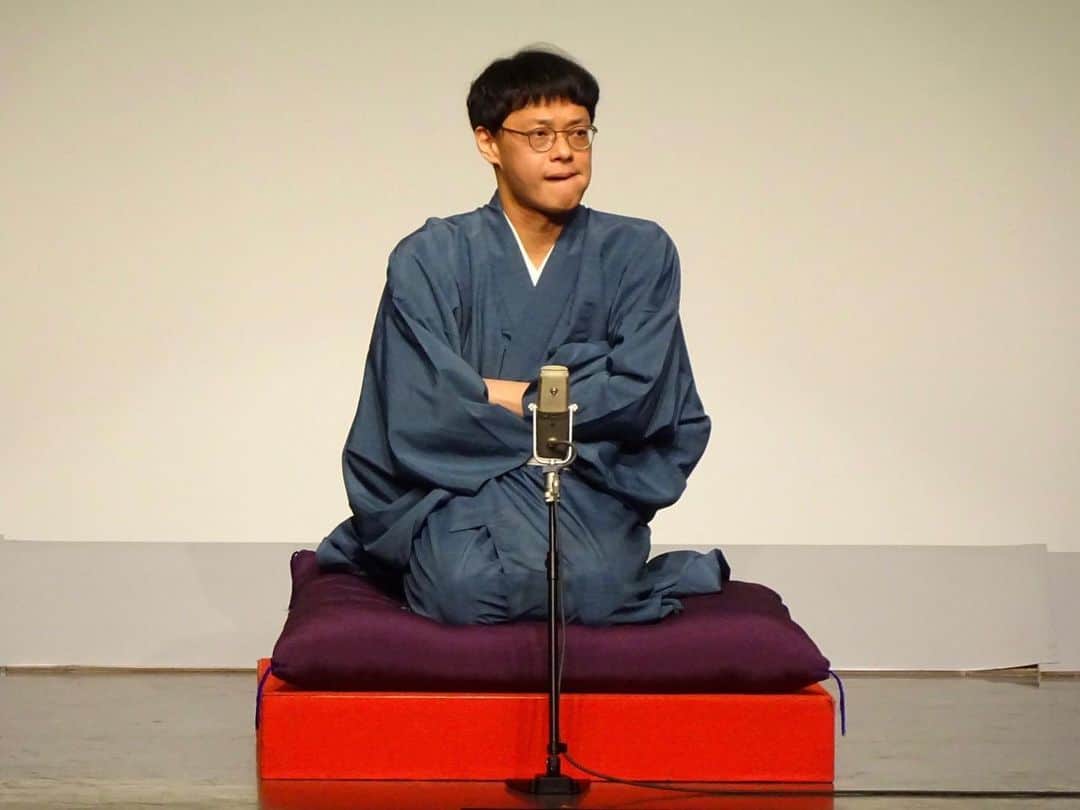 宮戸洋行のインスタグラム：「落語独演会終演いたしました！創作落語を一席やらせていただきましたが落語として成立してましたでしょうか？作法的なこと含めブチギレられるかもしれません…下げはとある都市伝説をモチーフにしたものだったのですが意味伝えれずですいませんでした。 配信チケット100円ですのでぜひご覧ください！→ https://bit.ly/3DTANAW」